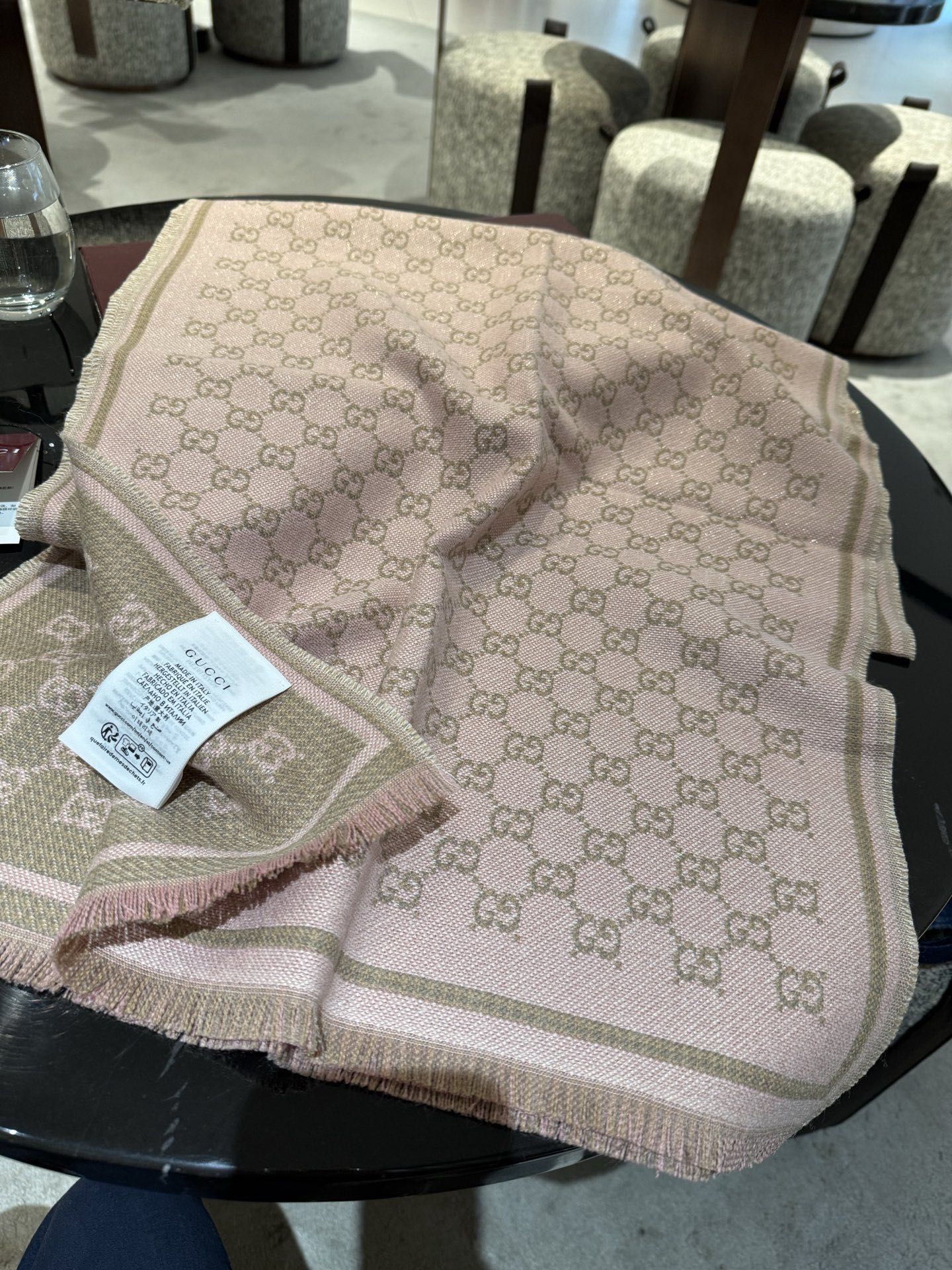 PG家最新款风格小字母面料：羊毛，尺寸：47*180羊毛真丝围巾，装饰超大造型设计GG图案。于1970年