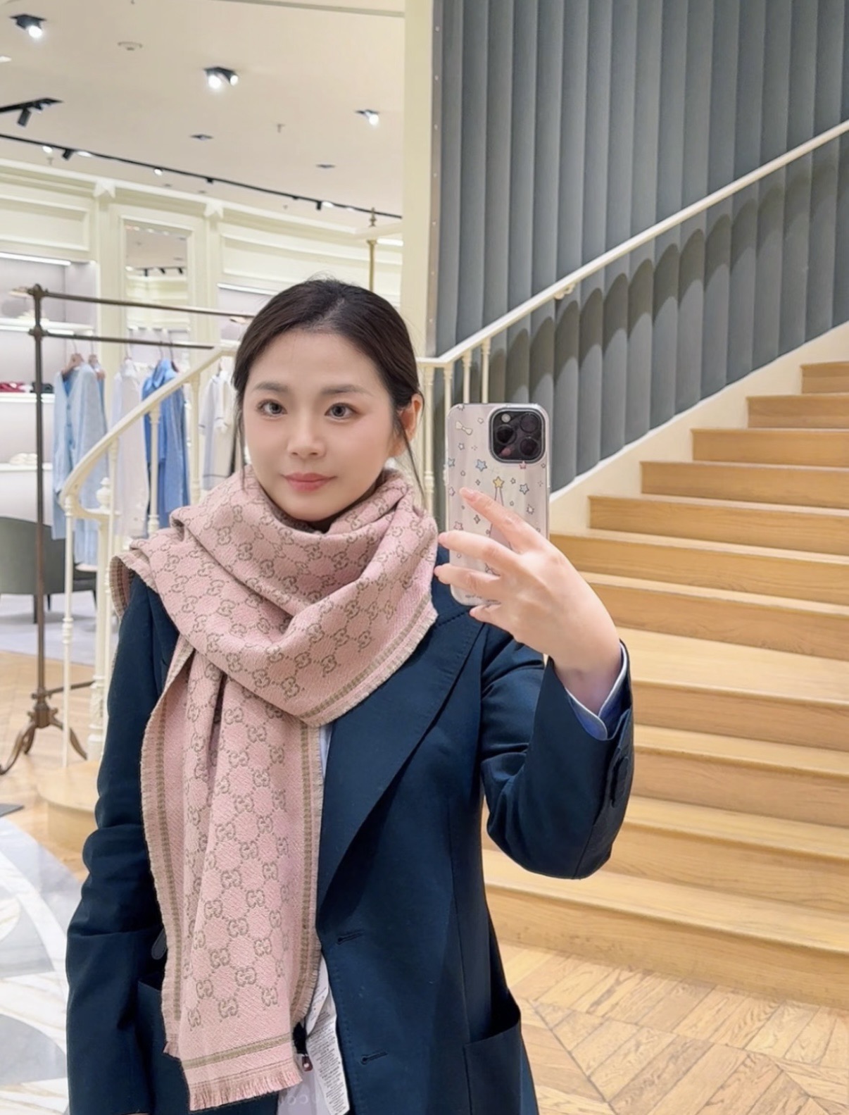 PG家最新款风格小字母面料：羊毛，尺寸：47*180羊毛真丝围巾，装饰超大造型设计GG图案。于1970年