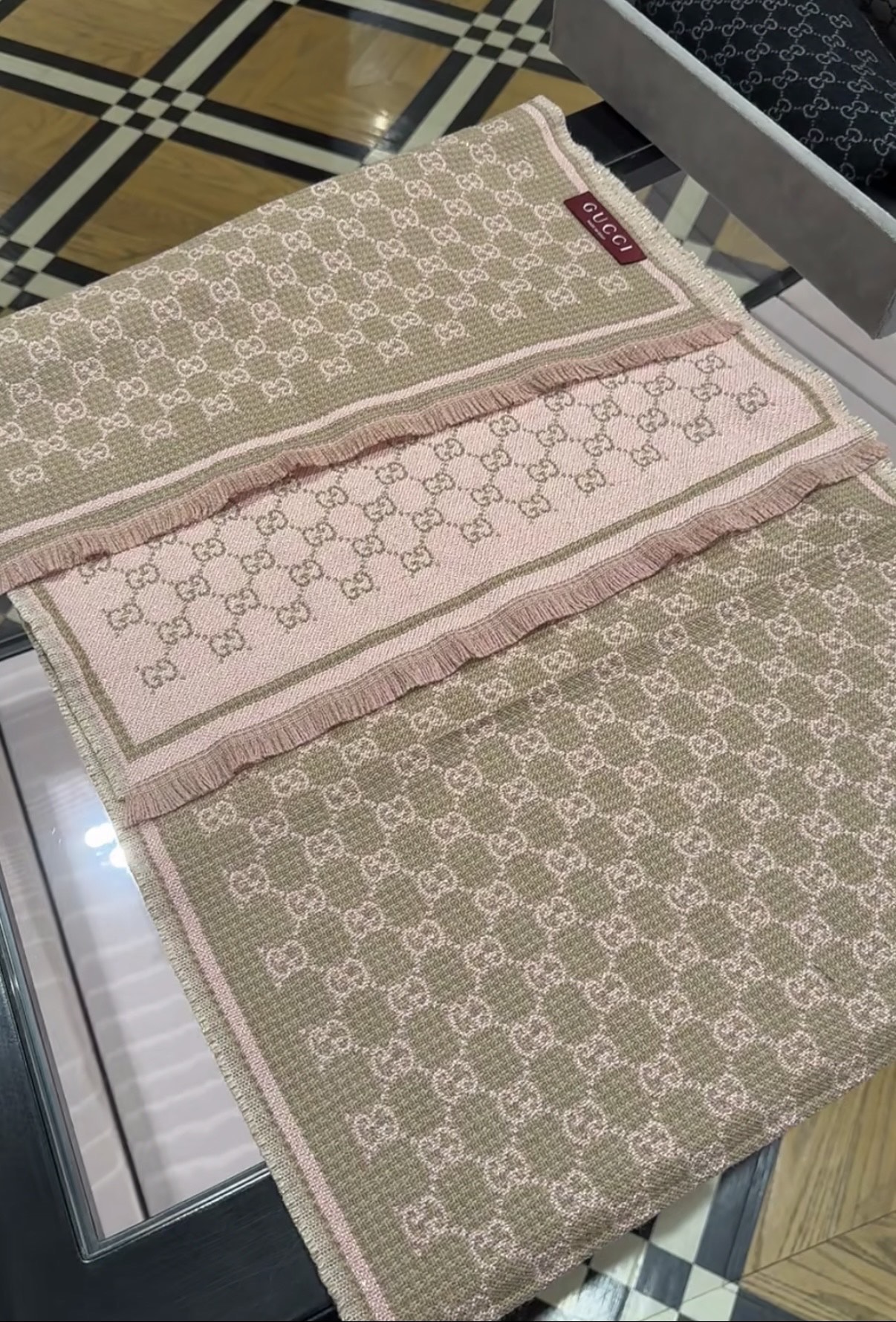 PG家最新款风格小字母面料：羊毛，尺寸：47*180羊毛真丝围巾，装饰超大造型设计GG图案。于1970年
