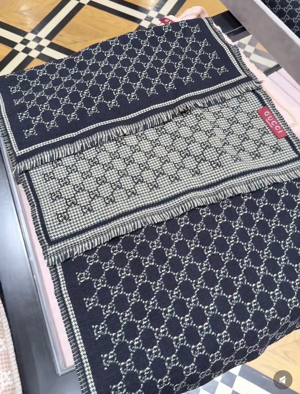 PG家最新款风格小字母面料：羊毛，尺寸：47*180羊毛真丝围巾，装饰超大造型设计GG图案。于1970年