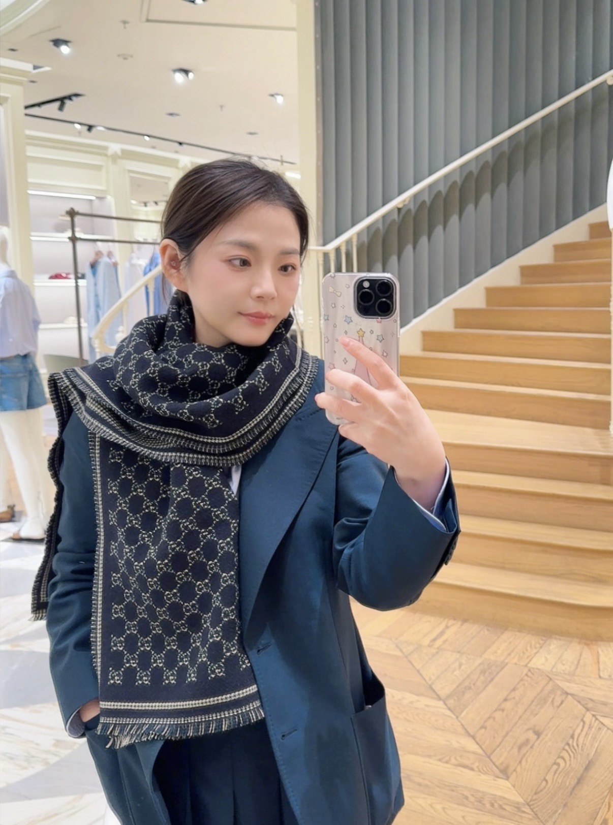 PG家最新款风格小字母面料：羊毛，尺寸：47*180羊毛真丝围巾，装饰超大造型设计GG图案。于1970年