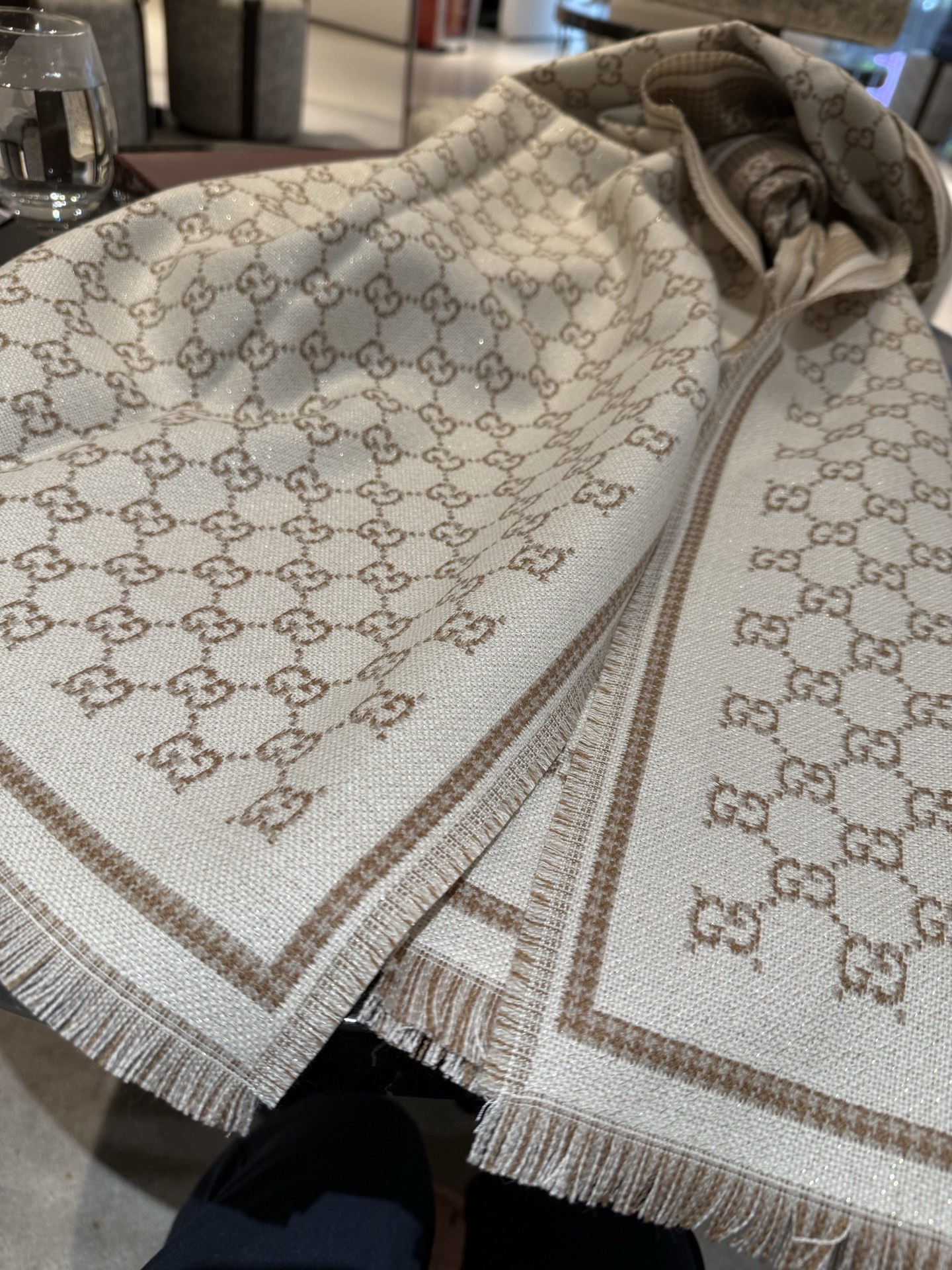 PG家最新款风格小字母面料：羊毛，尺寸：47*180羊毛真丝围巾，装饰超大造型设计GG图案。于1970年