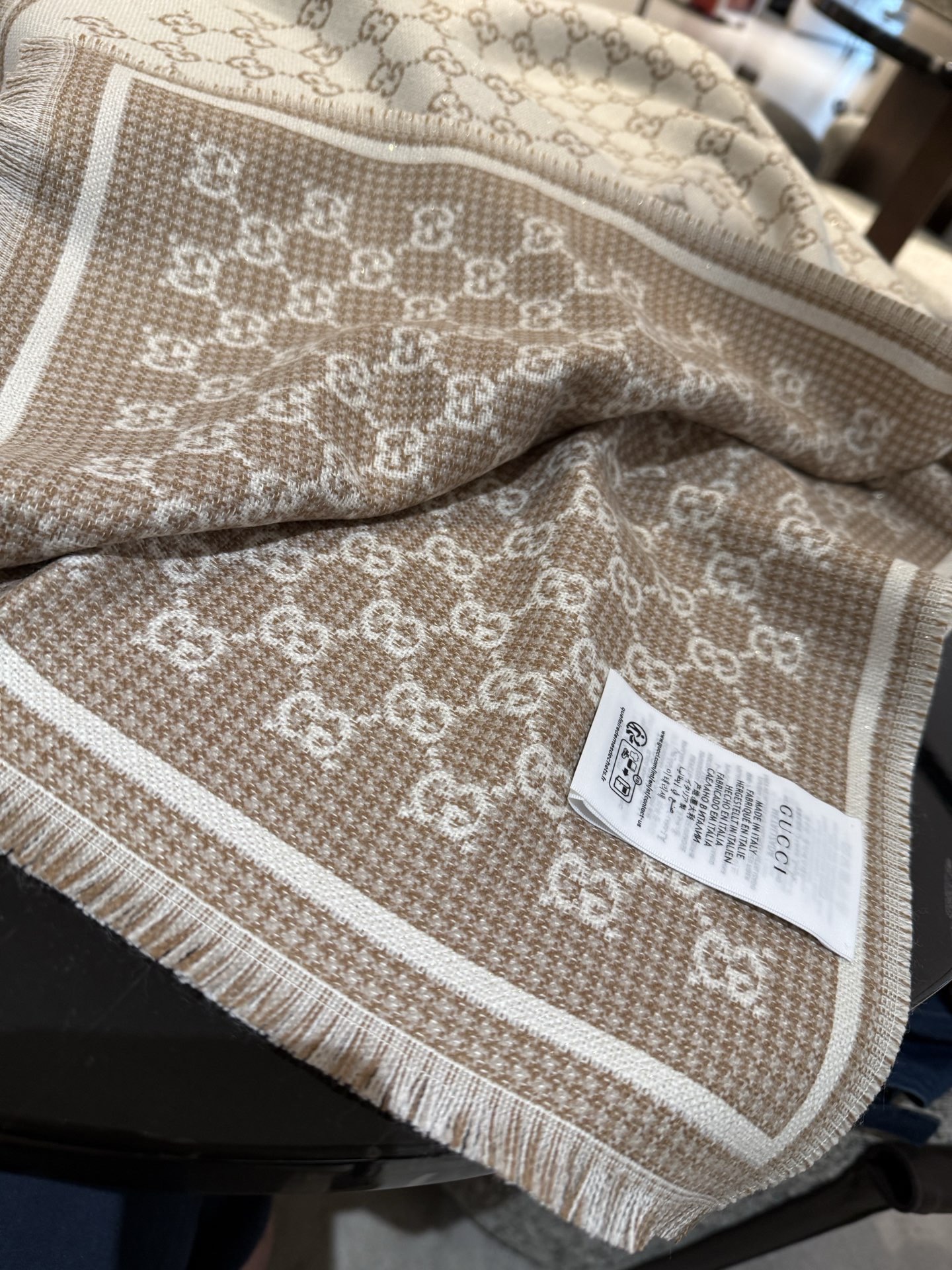 PG家最新款风格小字母面料：羊毛，尺寸：47*180羊毛真丝围巾，装饰超大造型设计GG图案。于1970年