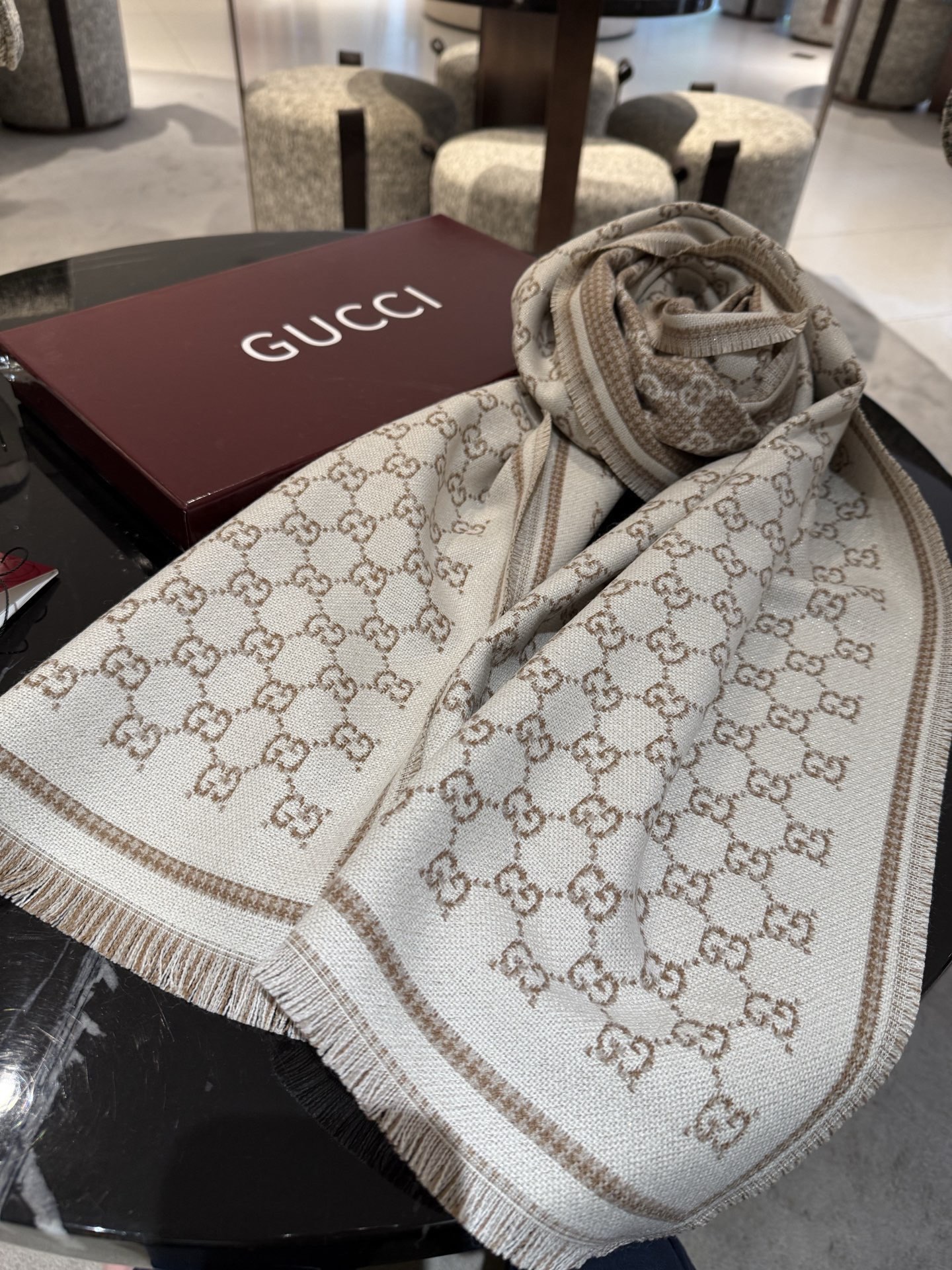 PG家最新款风格小字母面料：羊毛，尺寸：47*180羊毛真丝围巾，装饰超大造型设计GG图案。于1970年