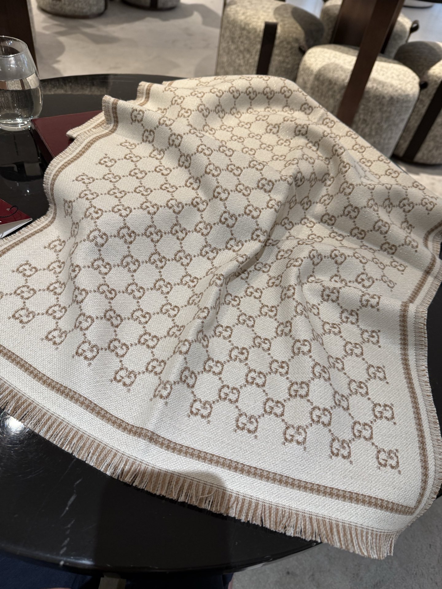 PG家最新款风格小字母面料：羊毛，尺寸：47*180羊毛真丝围巾，装饰超大造型设计GG图案。于1970年