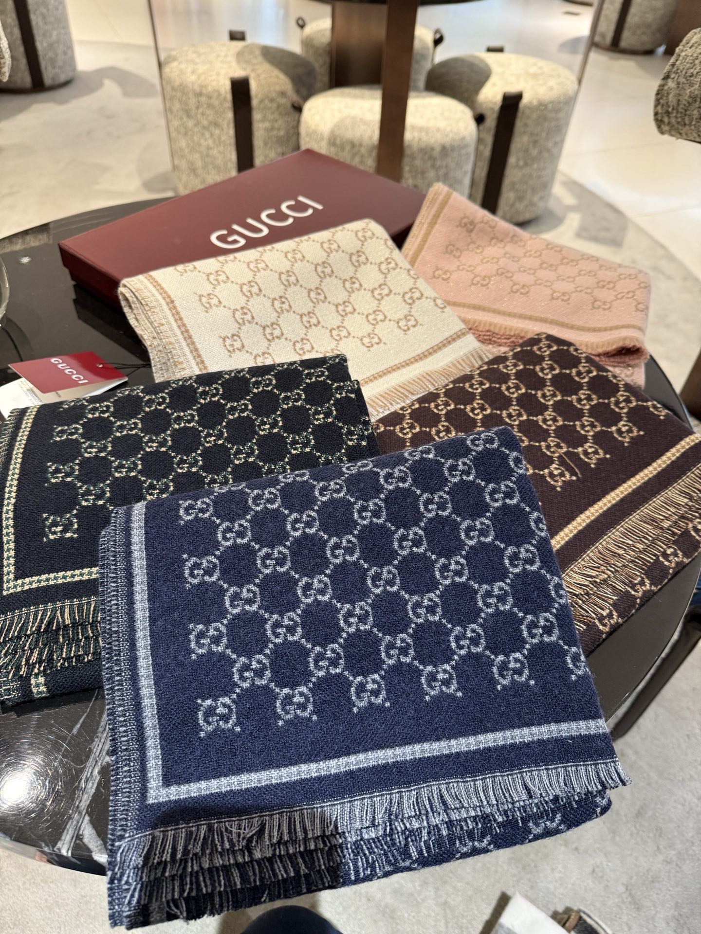 PG家最新款风格小字母面料：羊毛，尺寸：47*180羊毛真丝围巾，装饰超大造型设计GG图案。于1970年