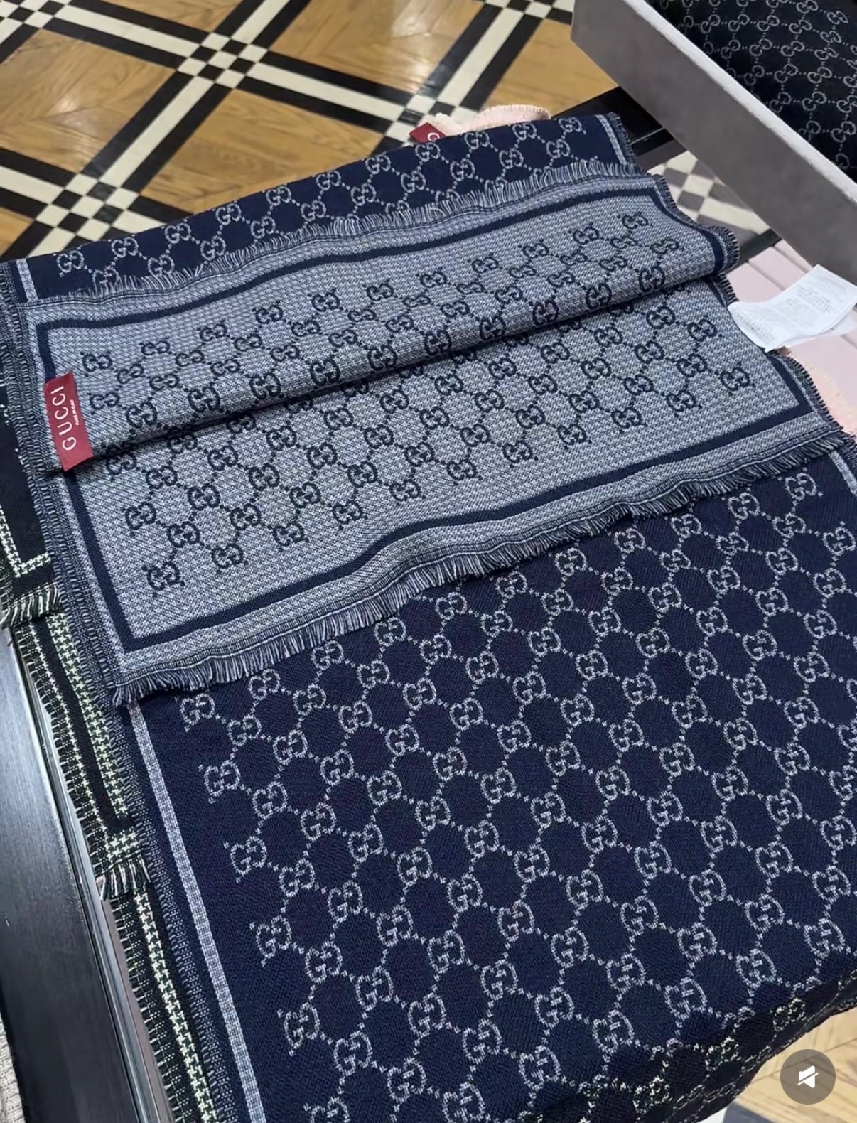 PG家最新款风格小字母面料：羊毛，尺寸：47*180羊毛真丝围巾，装饰超大造型设计GG图案。于1970年