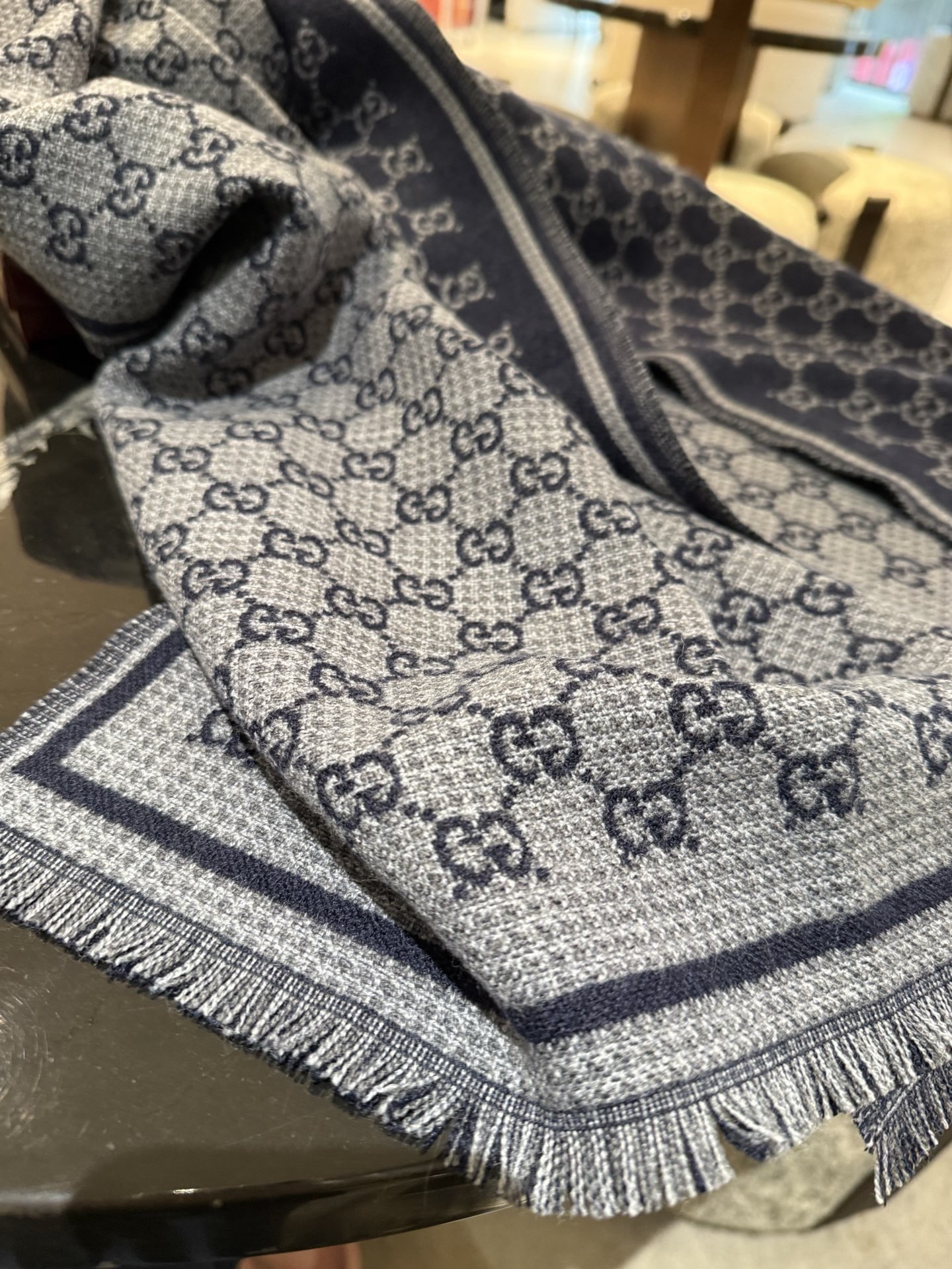 PG家最新款风格小字母面料：羊毛，尺寸：47*180羊毛真丝围巾，装饰超大造型设计GG图案。于1970年