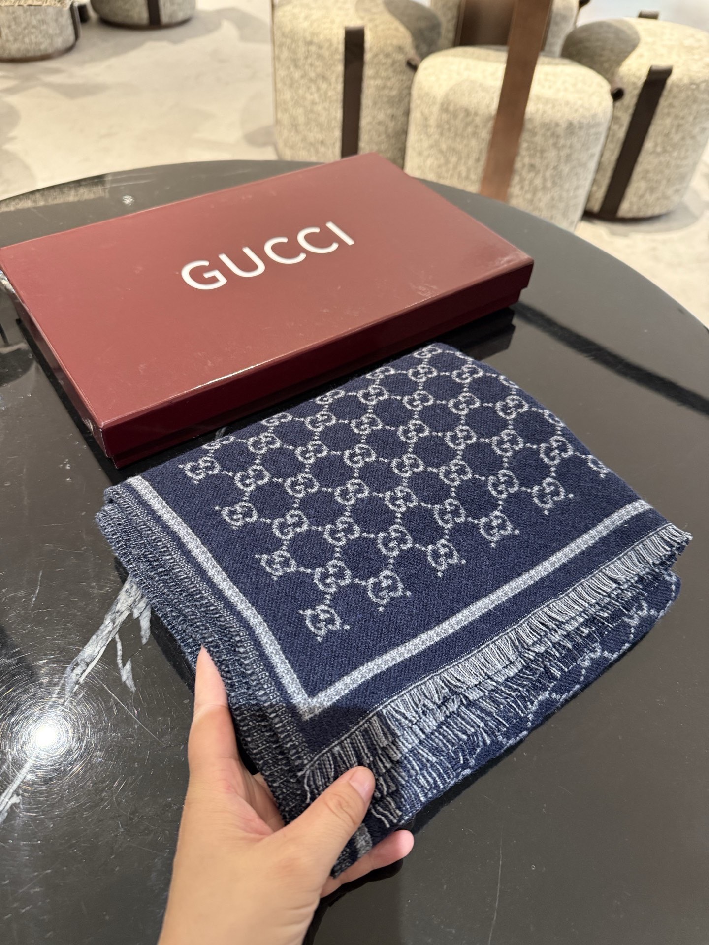 PG家最新款风格小字母面料：羊毛，尺寸：47*180羊毛真丝围巾，装饰超大造型设计GG图案。于1970年