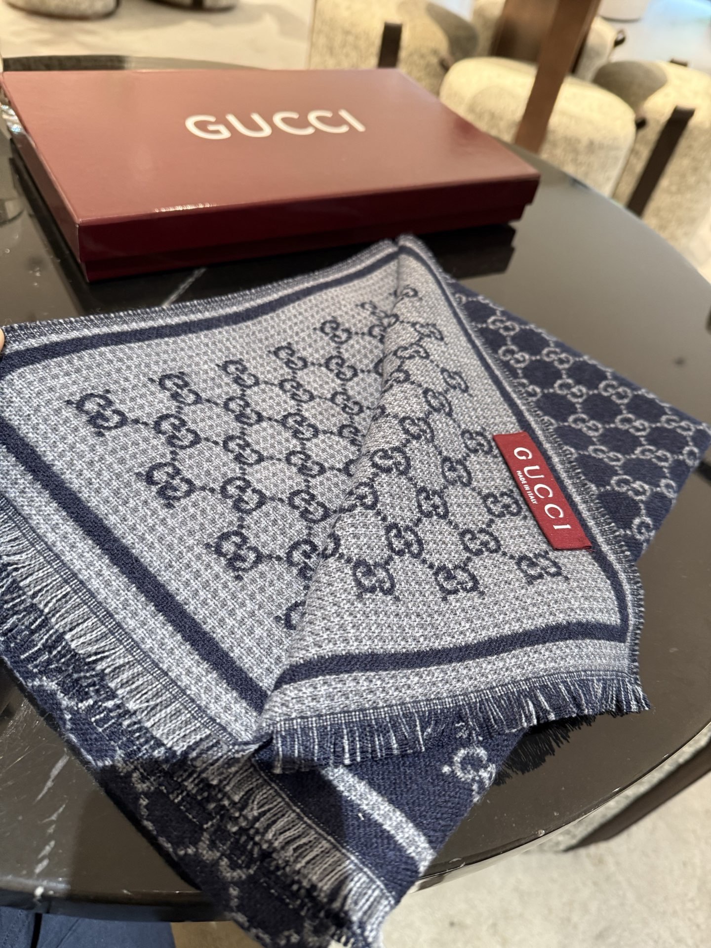 PG家最新款风格小字母面料：羊毛，尺寸：47*180羊毛真丝围巾，装饰超大造型设计GG图案。于1970年