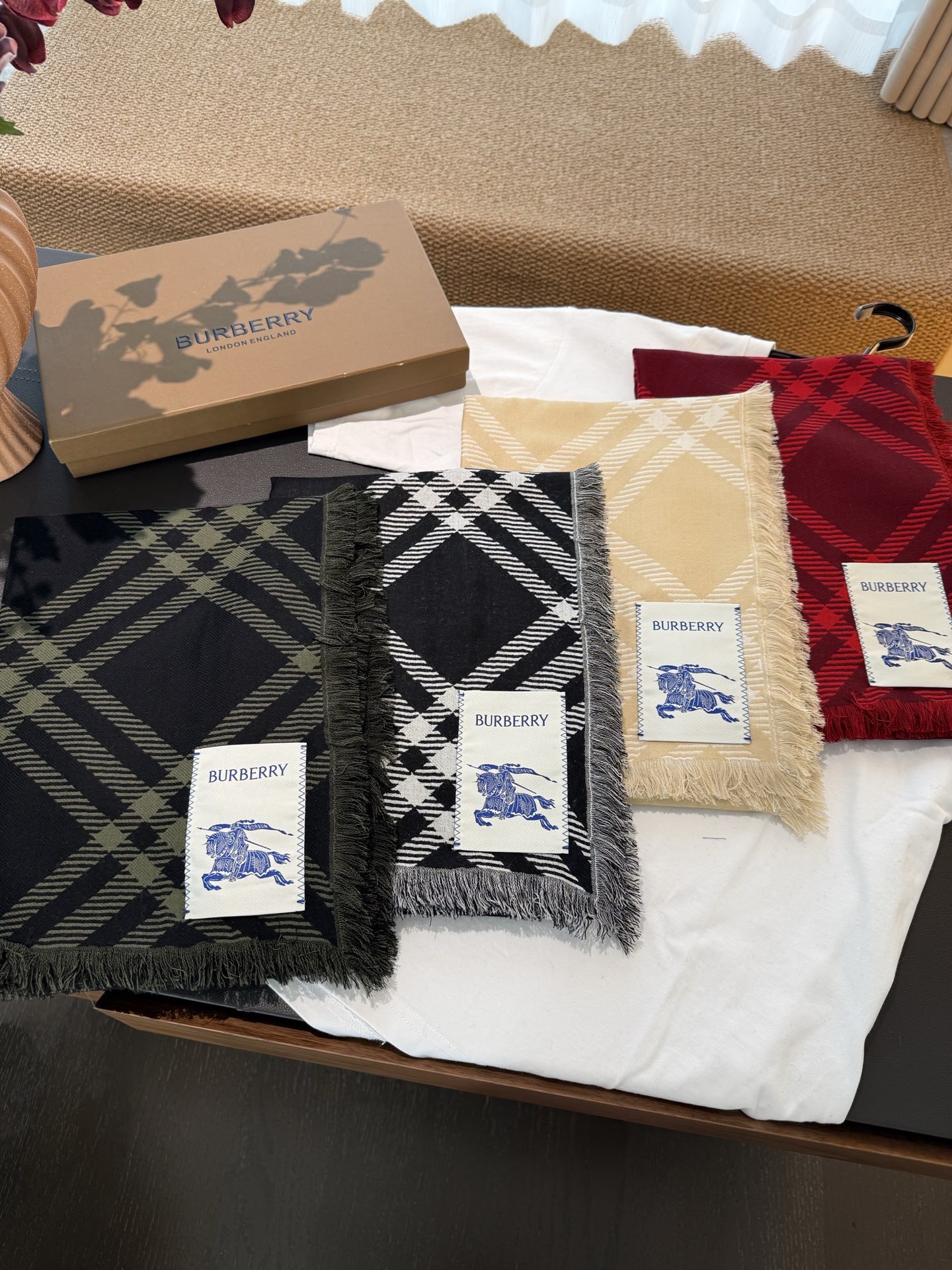 P𝐁𝐔𝐑𝐁𝐄𝐑𝐑𝐘 • 𝟐𝟓ꫛꫀꪝ《骑士格纹长巾》张婧仪同款，原单品质！Size：200x65cm 70