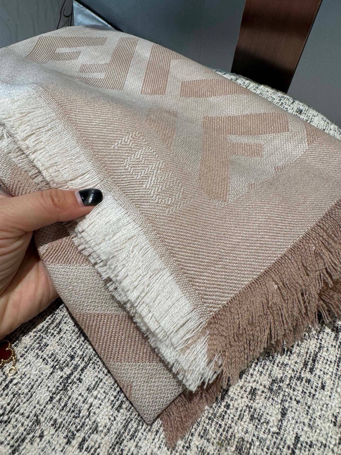 P𝐅𝐞𝐧𝐝𝐢 《FF字母提花披肩》𝐒𝐢𝐳𝐞:𝟏𝟒𝟎𝐱𝟏𝟒𝟎𝐜𝐦 双F提花大方巾，专柜新品·精美编织设计提