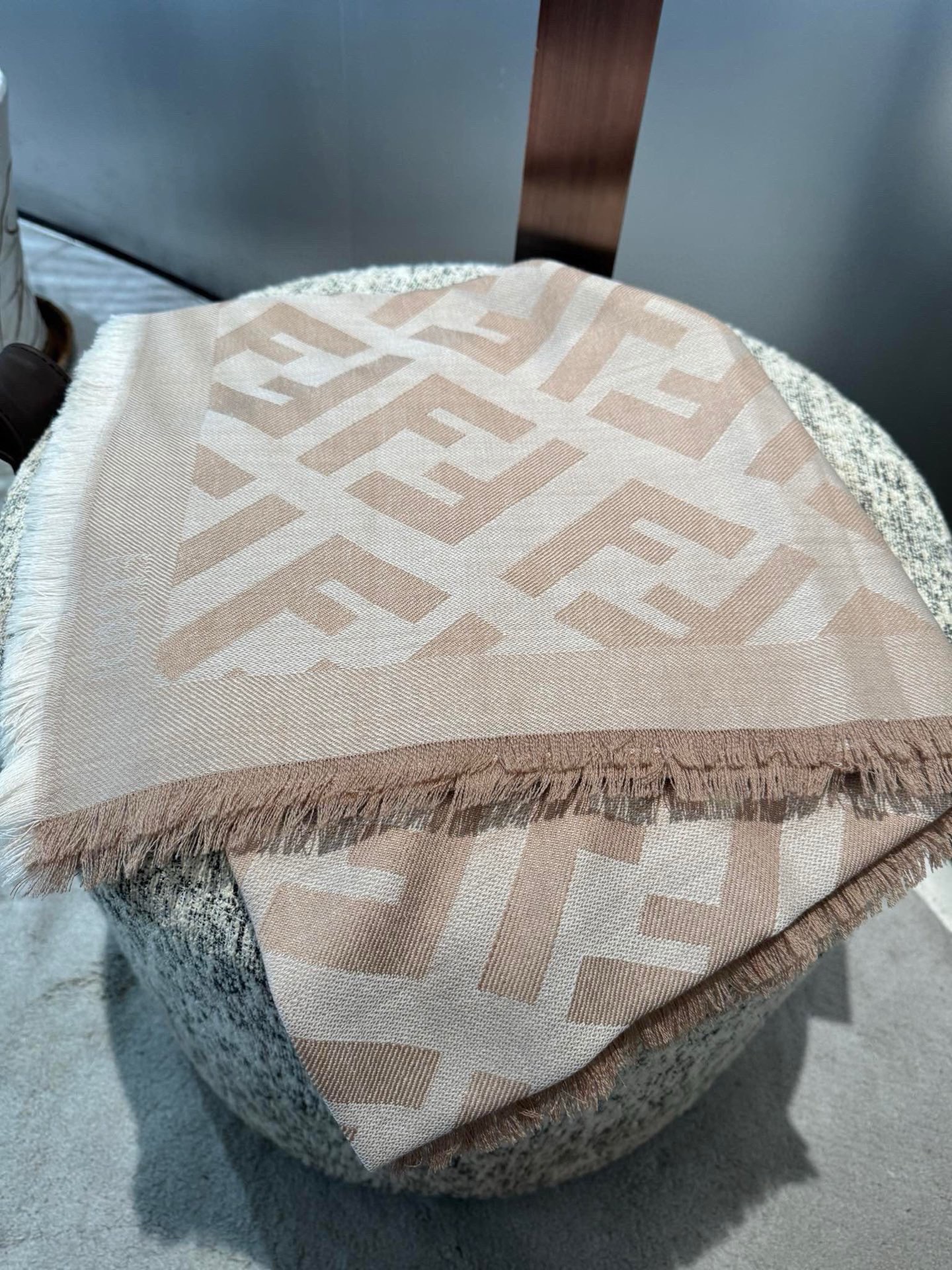 P𝐅𝐞𝐧𝐝𝐢 《FF字母提花披肩》𝐒𝐢𝐳𝐞:𝟏𝟒𝟎𝐱𝟏𝟒𝟎𝐜𝐦 双F提花大方巾，专柜新品·精美编织设计提