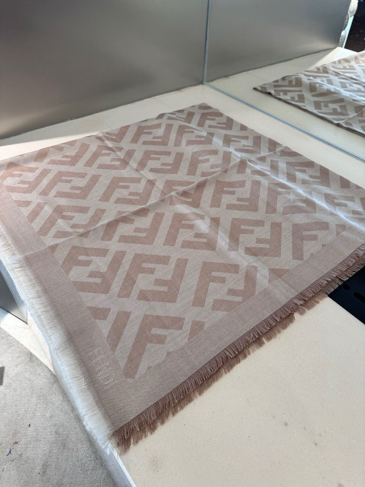 P𝐅𝐞𝐧𝐝𝐢 《FF字母提花披肩》𝐒𝐢𝐳𝐞:𝟏𝟒𝟎𝐱𝟏𝟒𝟎𝐜𝐦 双F提花大方巾，专柜新品·精美编织设计提