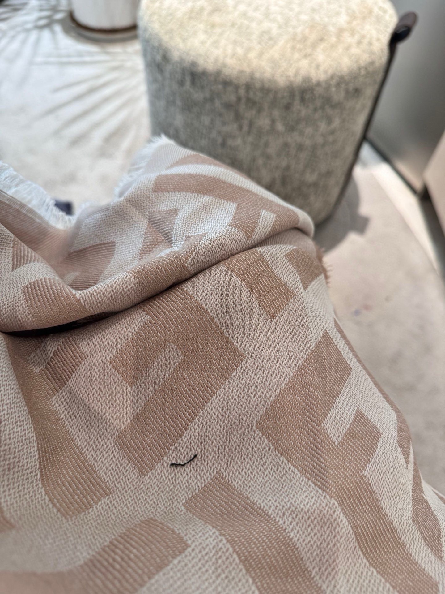 P𝐅𝐞𝐧𝐝𝐢 《FF字母提花披肩》𝐒𝐢𝐳𝐞:𝟏𝟒𝟎𝐱𝟏𝟒𝟎𝐜𝐦 双F提花大方巾，专柜新品·精美编织设计提