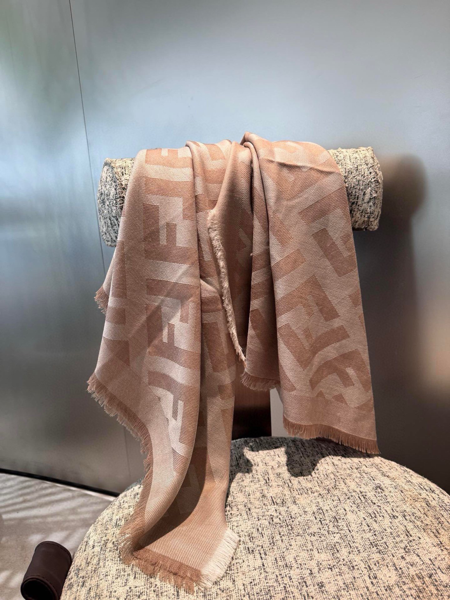 P𝐅𝐞𝐧𝐝𝐢 《FF字母提花披肩》𝐒𝐢𝐳𝐞:𝟏𝟒𝟎𝐱𝟏𝟒𝟎𝐜𝐦 双F提花大方巾，专柜新品·精美编织设计提