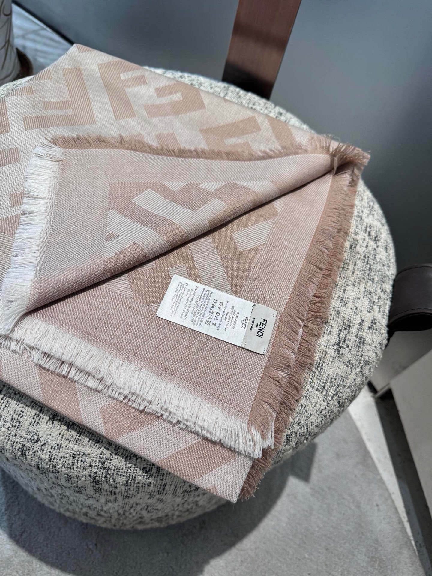 P𝐅𝐞𝐧𝐝𝐢 《FF字母提花披肩》𝐒𝐢𝐳𝐞:𝟏𝟒𝟎𝐱𝟏𝟒𝟎𝐜𝐦 双F提花大方巾，专柜新品·精美编织设计提