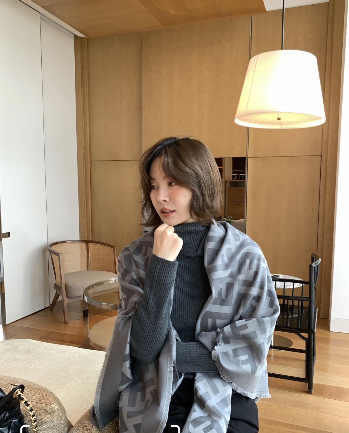 P𝐅𝐞𝐧𝐝𝐢 《FF字母提花披肩》𝐒𝐢𝐳𝐞:𝟏𝟒𝟎𝐱𝟏𝟒𝟎𝐜𝐦 双F提花大方巾，专柜新品·精美编织设计提