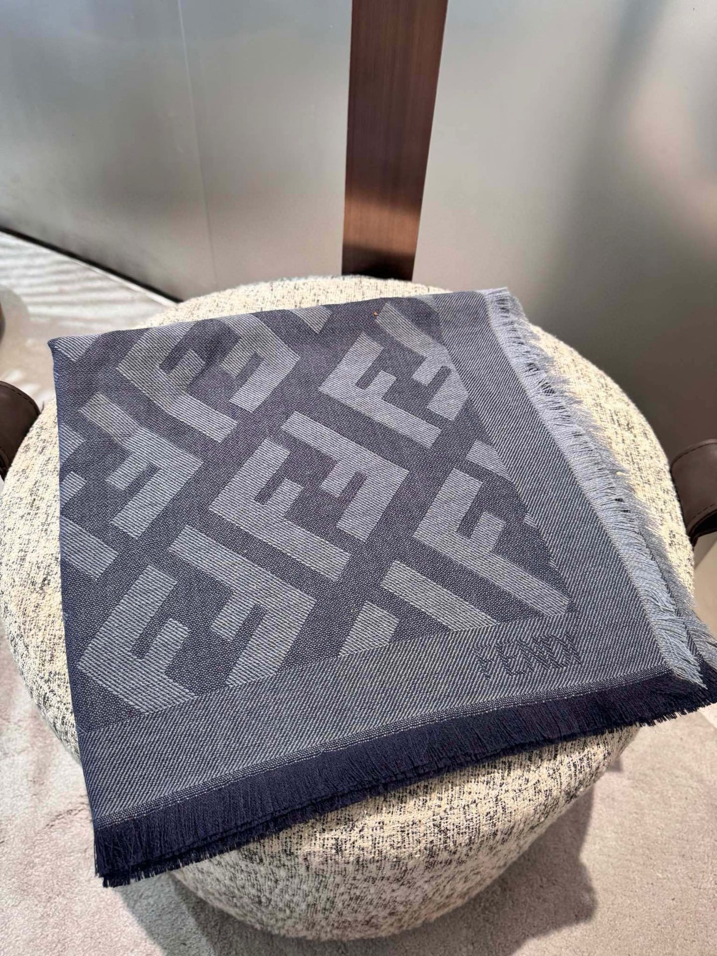 P𝐅𝐞𝐧𝐝𝐢 《FF字母提花披肩》𝐒𝐢𝐳𝐞:𝟏𝟒𝟎𝐱𝟏𝟒𝟎𝐜𝐦 双F提花大方巾，专柜新品·精美编织设计提