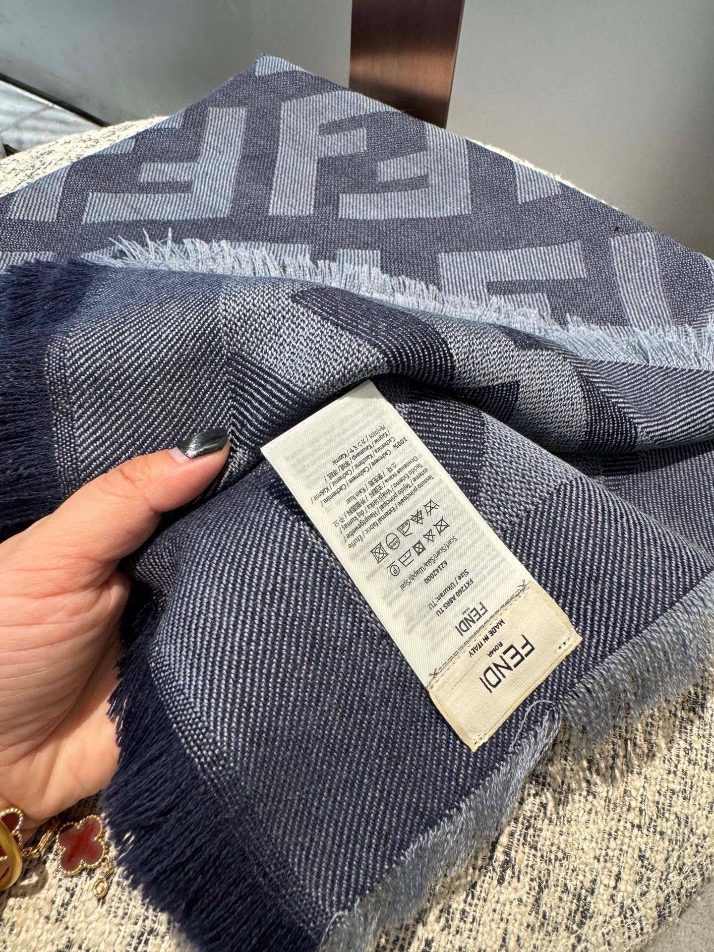 P𝐅𝐞𝐧𝐝𝐢 《FF字母提花披肩》𝐒𝐢𝐳𝐞:𝟏𝟒𝟎𝐱𝟏𝟒𝟎𝐜𝐦 双F提花大方巾，专柜新品·精美编织设计提