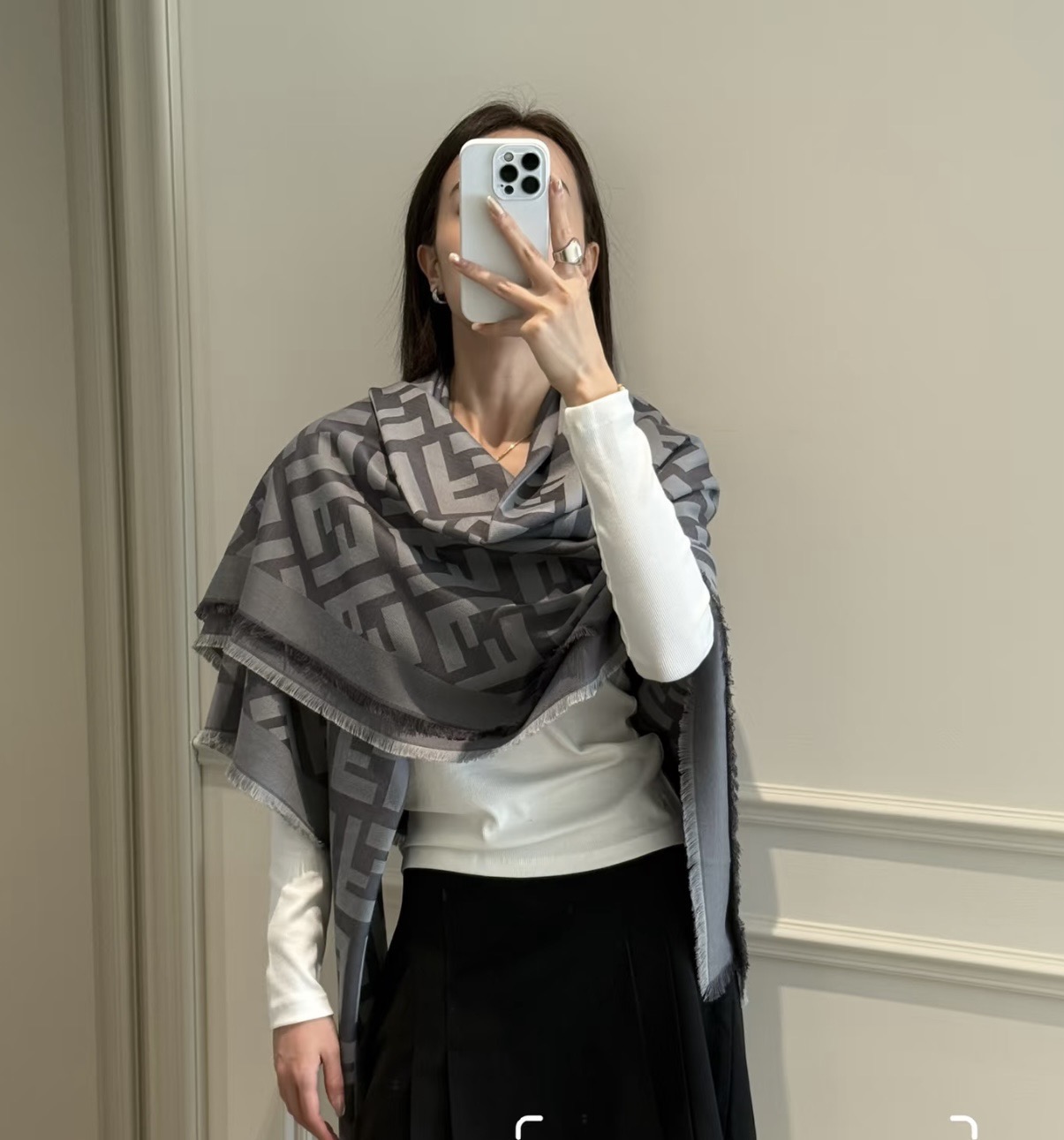 P𝐅𝐞𝐧𝐝𝐢 《FF字母提花披肩》𝐒𝐢𝐳𝐞:𝟏𝟒𝟎𝐱𝟏𝟒𝟎𝐜𝐦 双F提花大方巾，专柜新品·精美编织设计提