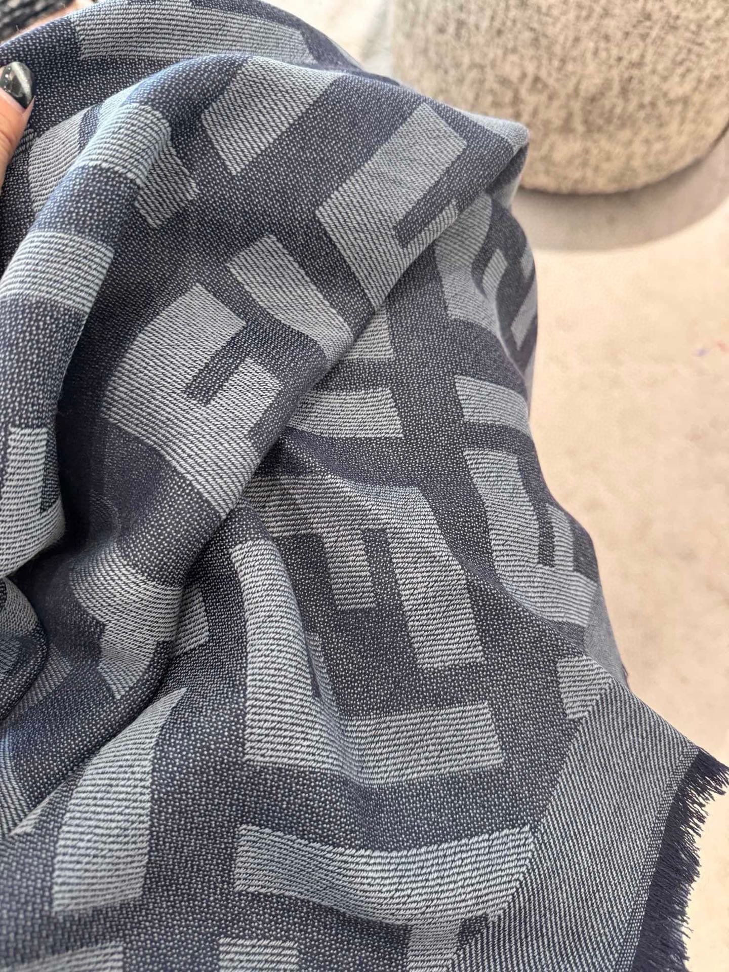 P𝐅𝐞𝐧𝐝𝐢 《FF字母提花披肩》𝐒𝐢𝐳𝐞:𝟏𝟒𝟎𝐱𝟏𝟒𝟎𝐜𝐦 双F提花大方巾，专柜新品·精美编织设计提