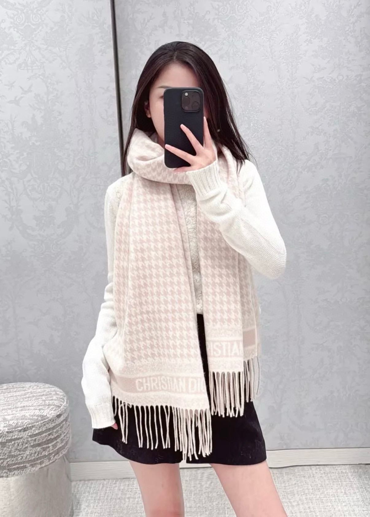 PDior25新款千鸟格围巾，这款围巾向经典的粉色和白色千鸟格纹图案致敬。采用羊绒面料精心制作，双面设计