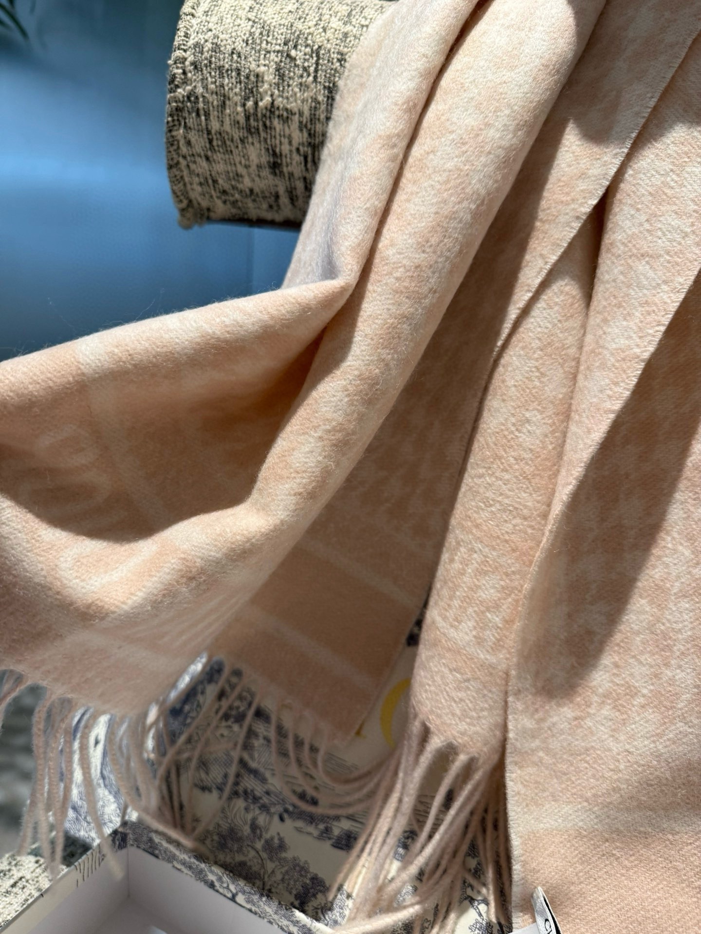 PDior25新款千鸟格围巾，这款围巾向经典的粉色和白色千鸟格纹图案致敬。采用羊绒面料精心制作，双面设计