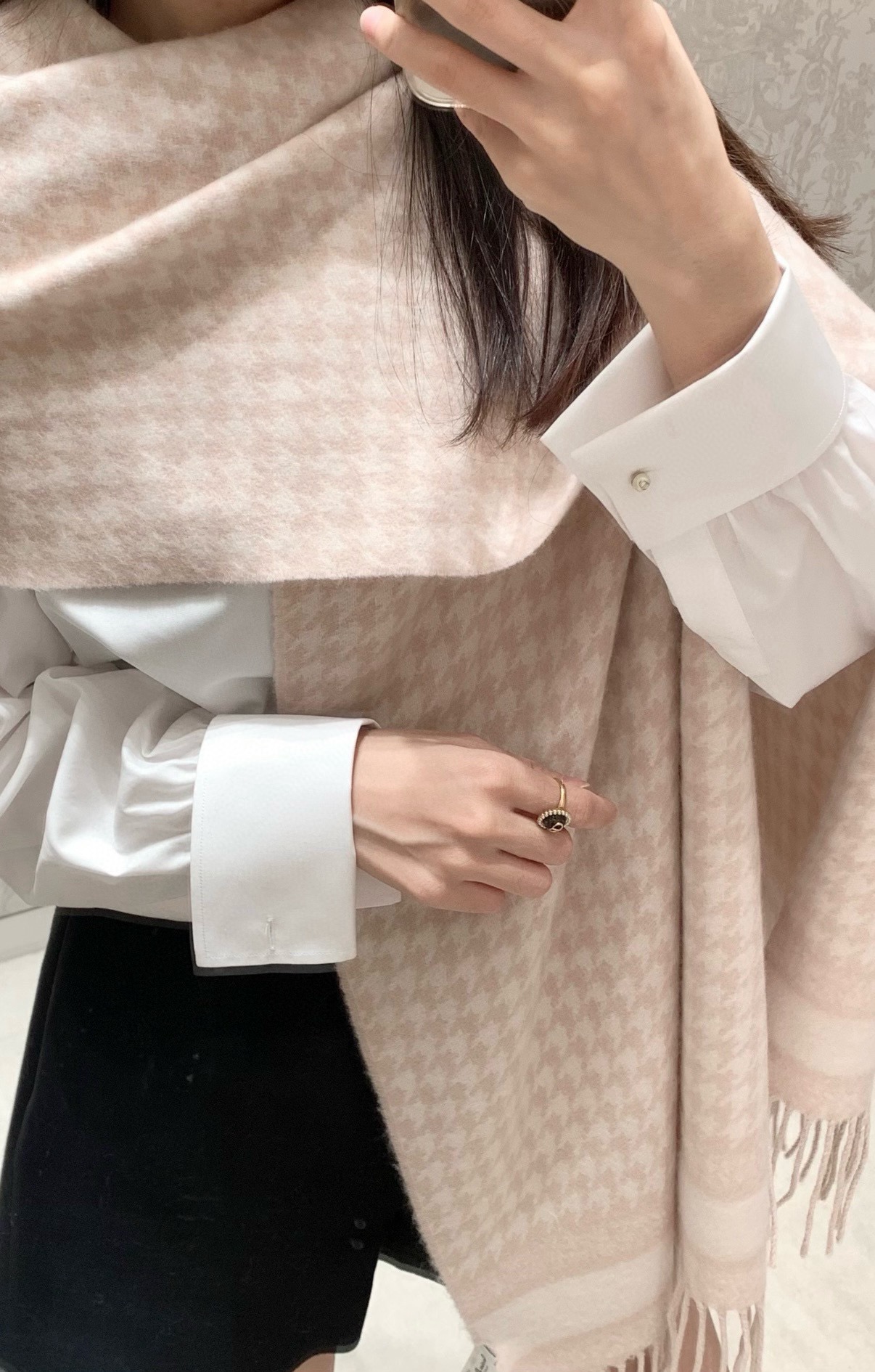 PDior25新款千鸟格围巾，这款围巾向经典的粉色和白色千鸟格纹图案致敬。采用羊绒面料精心制作，双面设计