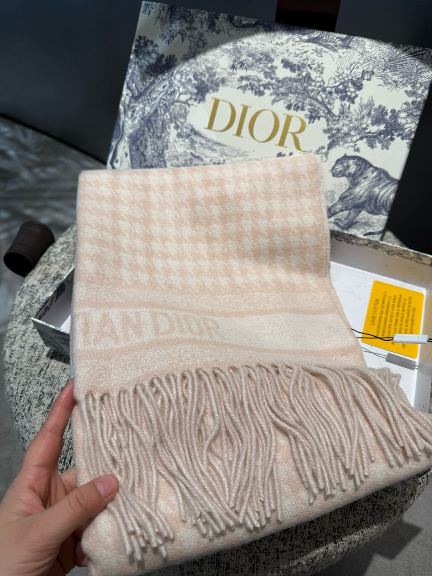 PDior25新款千鸟格围巾，这款围巾向经典的粉色和白色千鸟格纹图案致敬。采用羊绒面料精心制作，双面设计