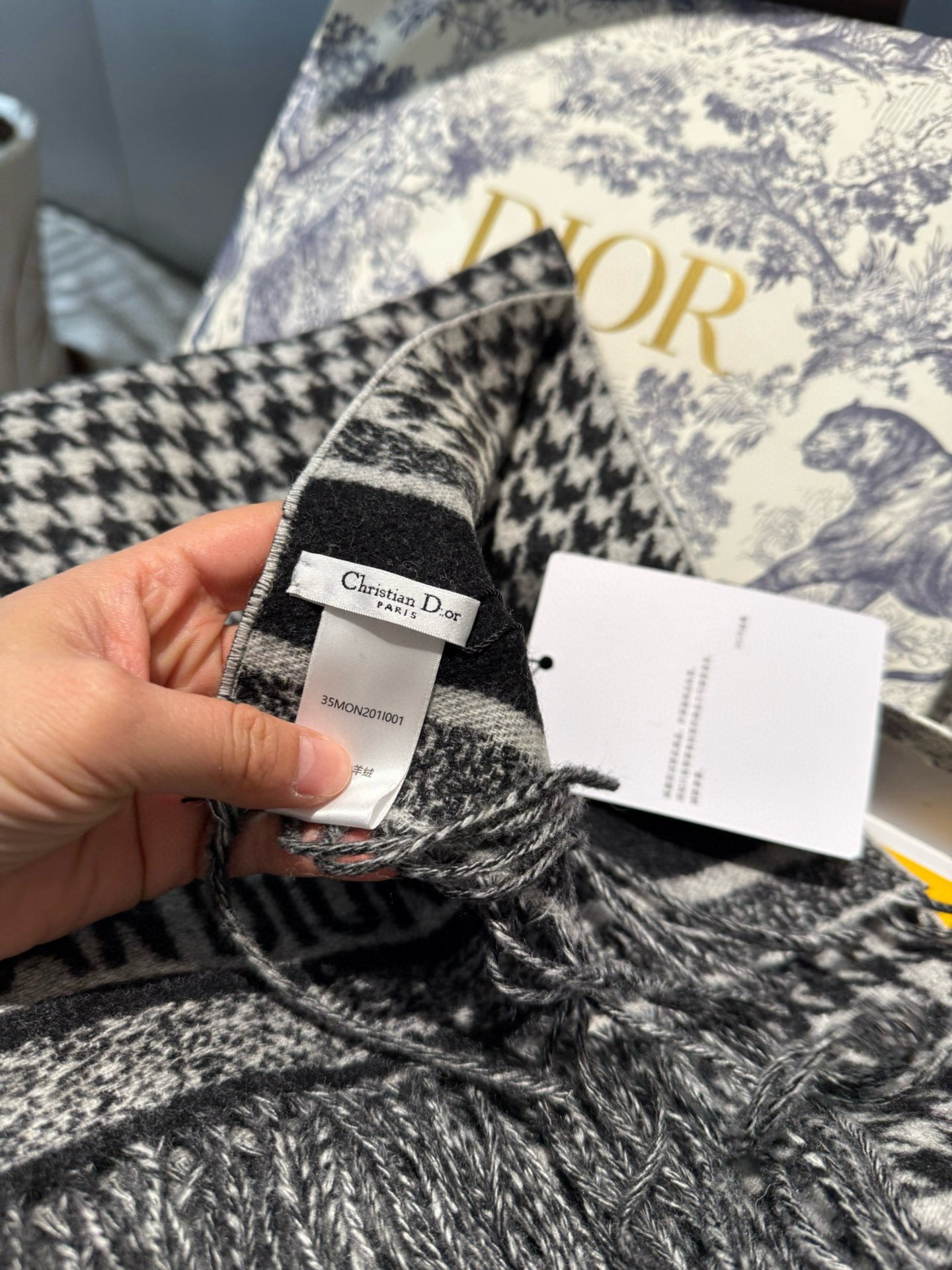 PDior25新款千鸟格围巾，这款围巾向经典的粉色和白色千鸟格纹图案致敬。采用羊绒面料精心制作，双面设计