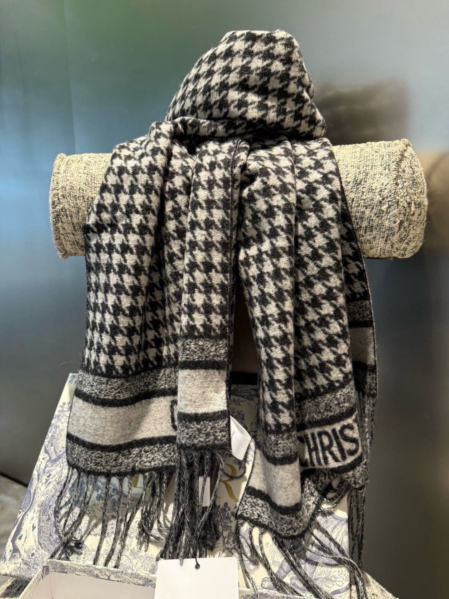 PDior25新款千鸟格围巾，这款围巾向经典的粉色和白色千鸟格纹图案致敬。采用羊绒面料精心制作，双面设计