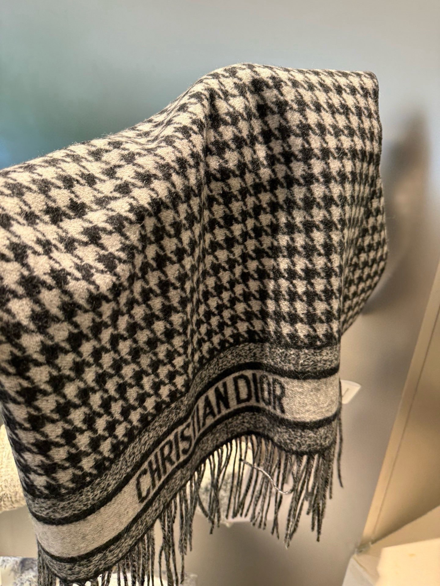 PDior25新款千鸟格围巾，这款围巾向经典的粉色和白色千鸟格纹图案致敬。采用羊绒面料精心制作，双面设计