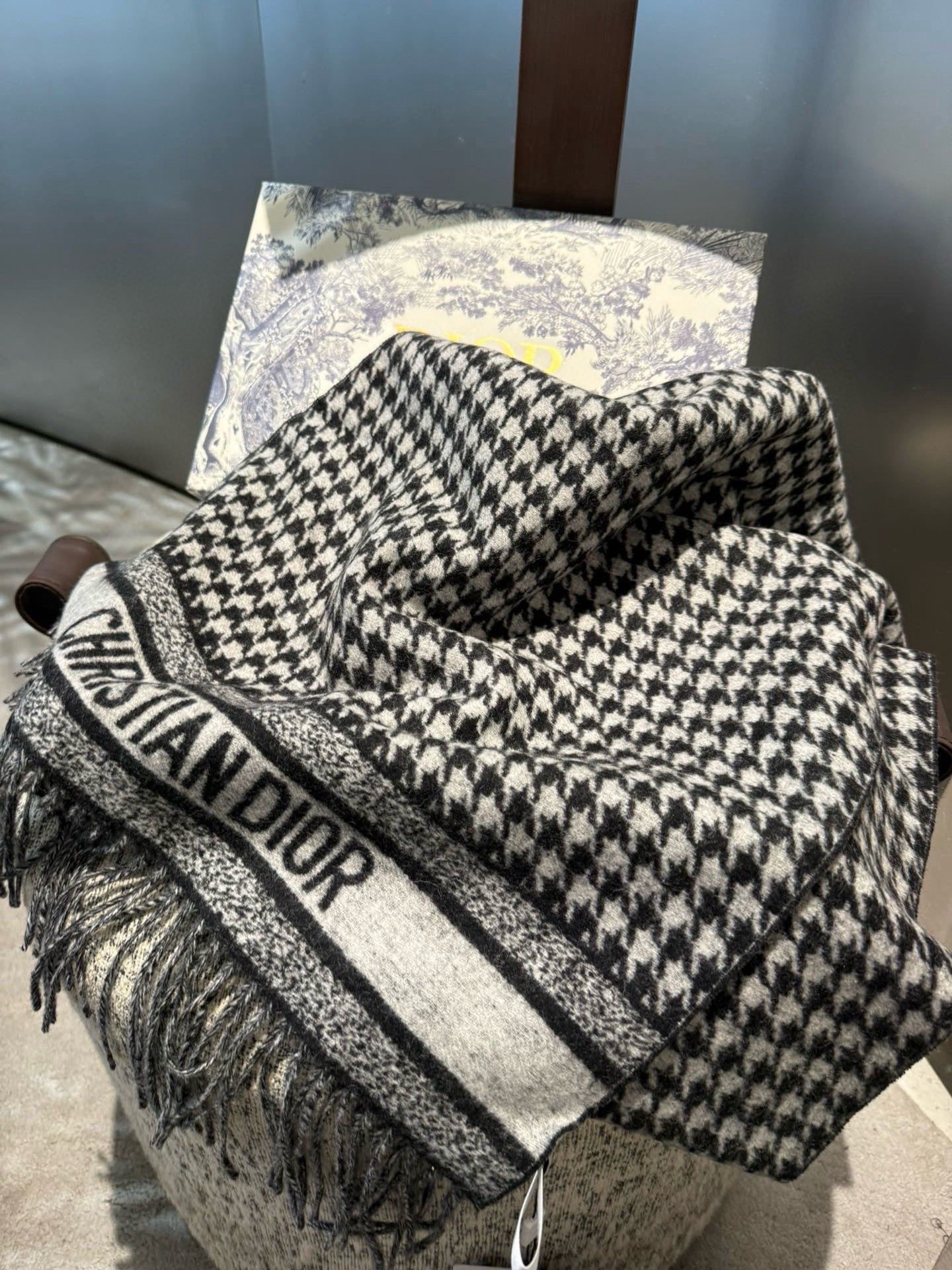 PDior25新款千鸟格围巾，这款围巾向经典的粉色和白色千鸟格纹图案致敬。采用羊绒面料精心制作，双面设计