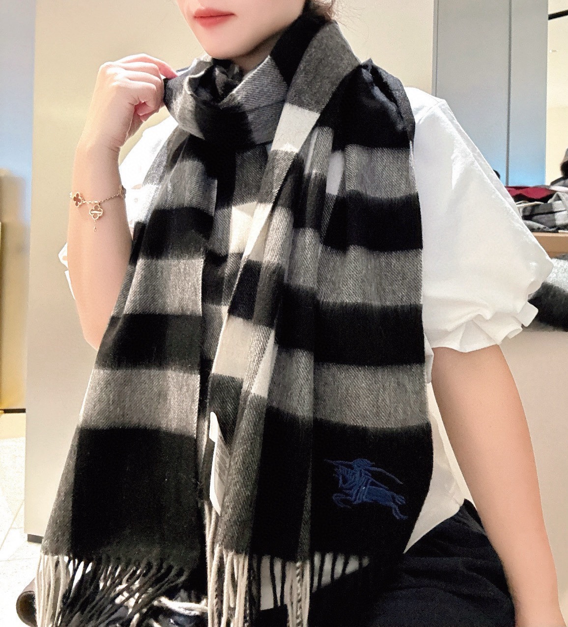 P巴宝莉【男女围巾】怒赞自留，难得的高端男款！家属福利！巴宝莉非常正的男士围巾~面料大爱，非常柔软细腻舒