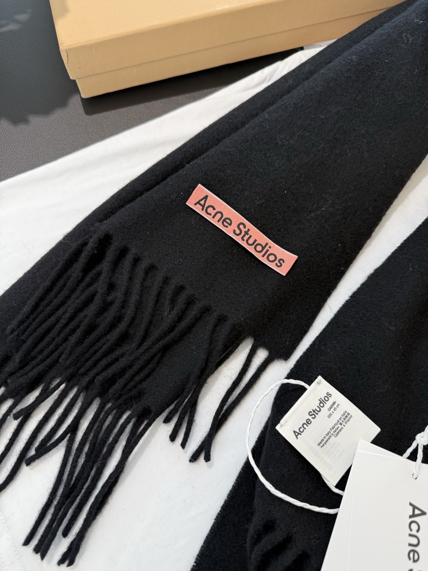 P经典黑❤️我只能说不是所有的纯色围巾都叫Acne‼️瑞典Acne Studios APolo幼羊羔毛重