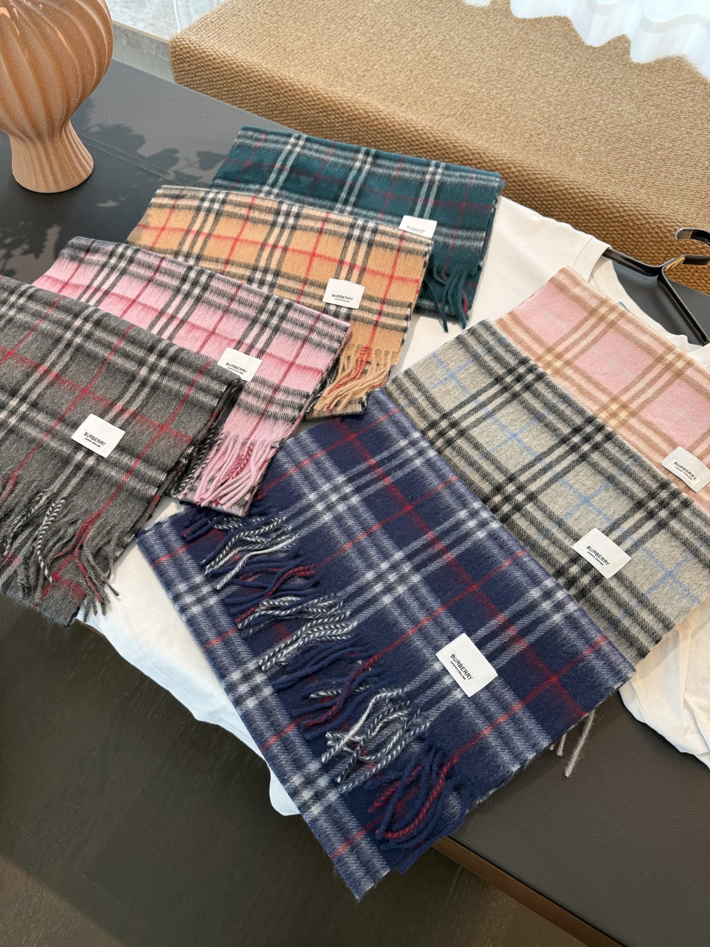 P巴宝莉 新款👏👏超级有品百搭的款，。绝对质量好到爆的超值❗️最新出口🇬🇧男女羊绒围巾.手感细腻度非常好