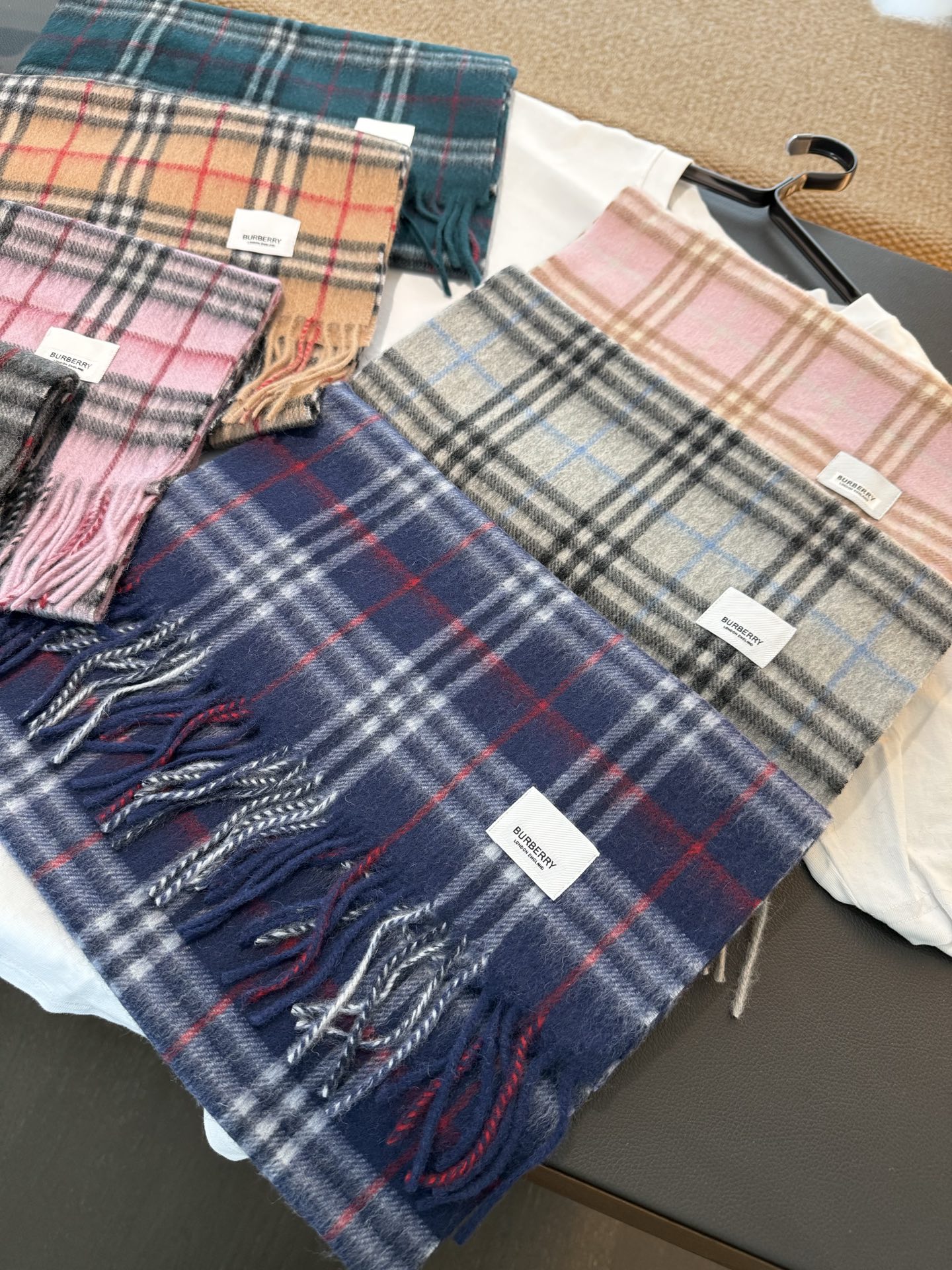 P巴宝莉 新款👏👏超级有品百搭的款，。绝对质量好到爆的超值❗️最新出口🇬🇧男女羊绒围巾.手感细腻度非常好