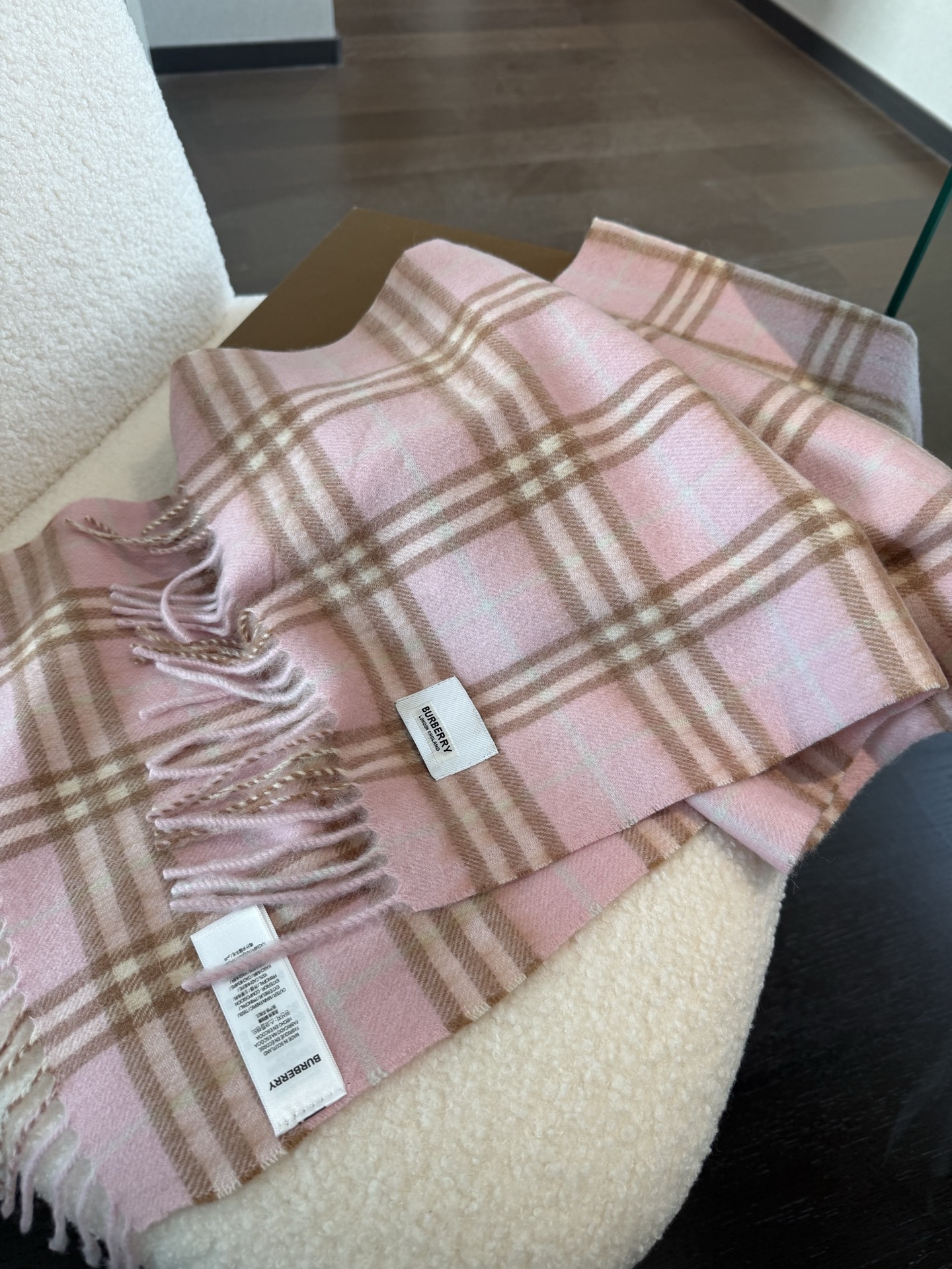 P巴宝莉 新款👏👏超级有品百搭的款，。绝对质量好到爆的超值❗️最新出口🇬🇧男女羊绒围巾.手感细腻度非常好