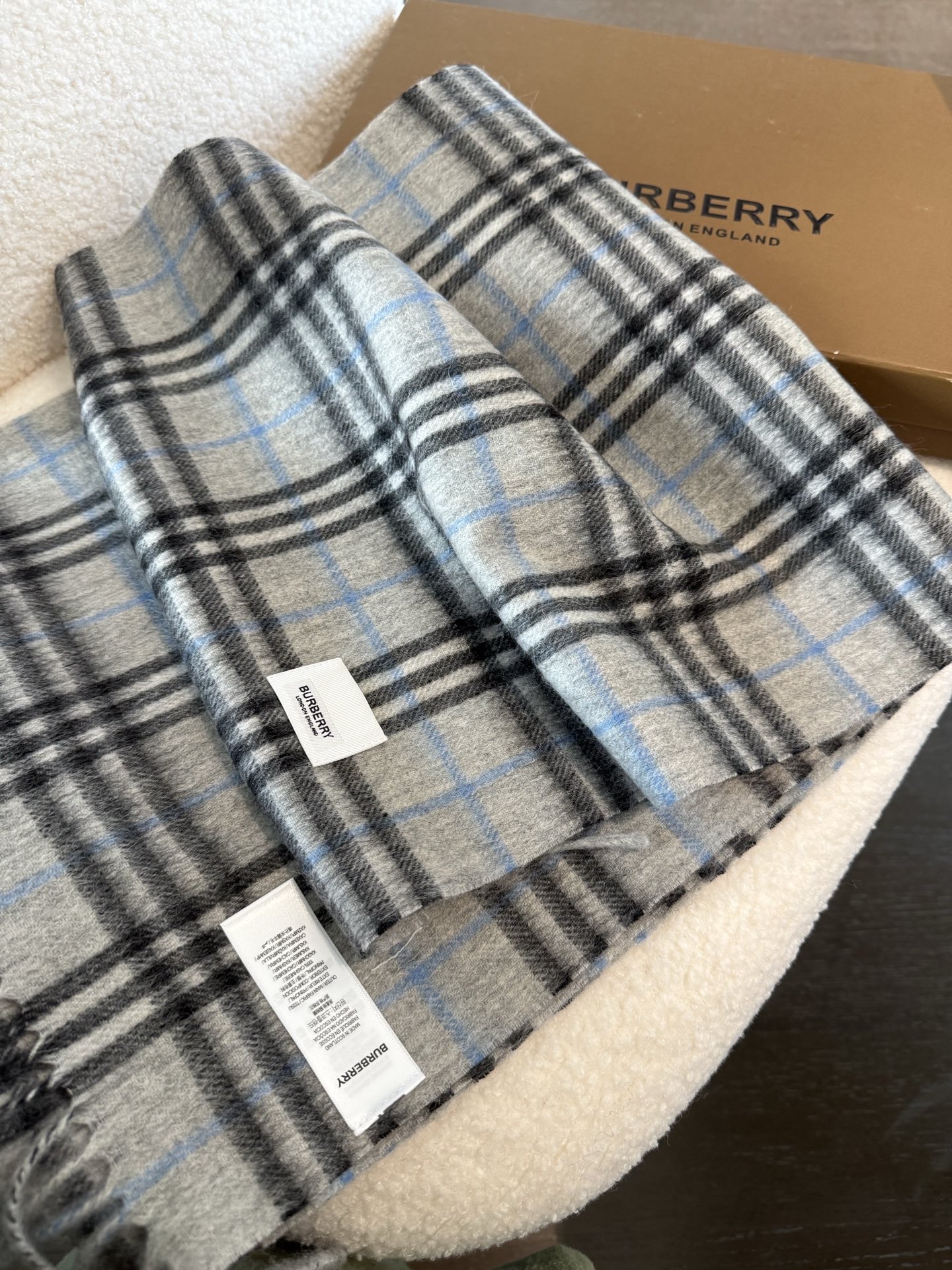 P巴宝莉 新款👏👏超级有品百搭的款，。绝对质量好到爆的超值❗️最新出口🇬🇧男女羊绒围巾.手感细腻度非常好