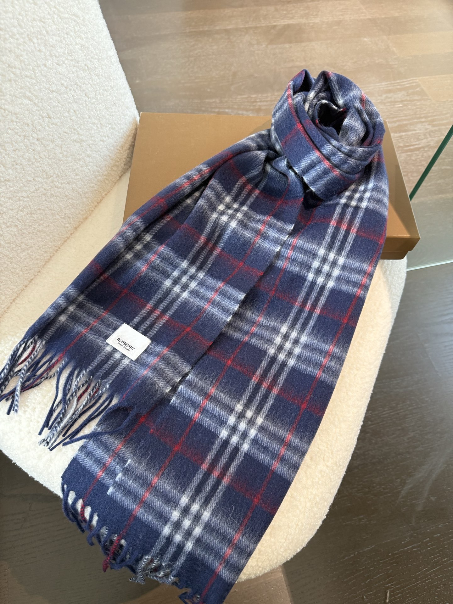 P巴宝莉 新款👏👏超级有品百搭的款，。绝对质量好到爆的超值❗️最新出口🇬🇧男女羊绒围巾.手感细腻度非常好