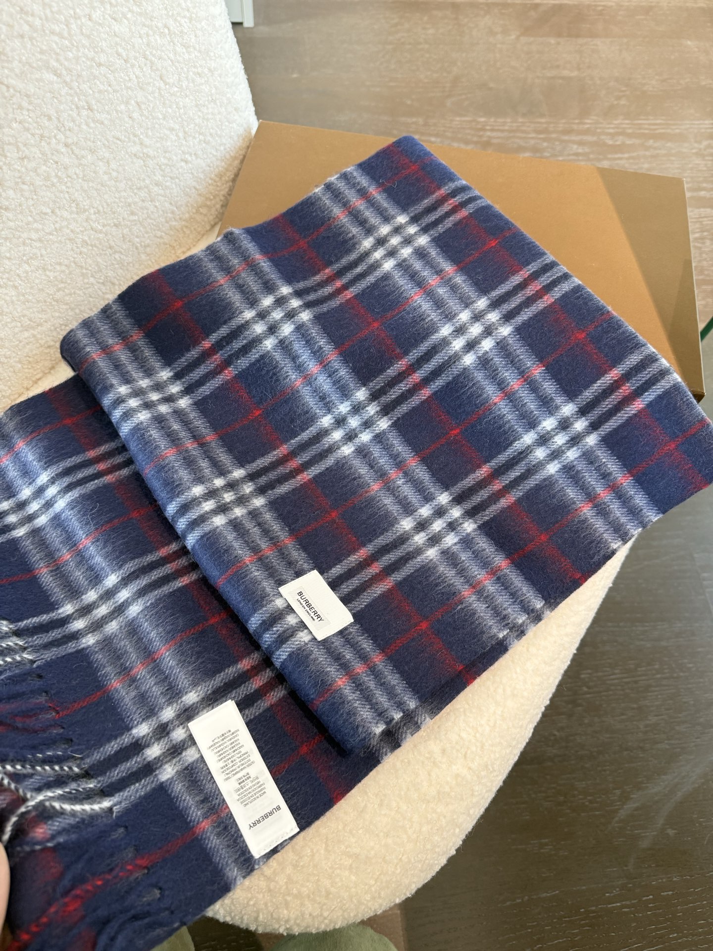 P巴宝莉 新款👏👏超级有品百搭的款，。绝对质量好到爆的超值❗️最新出口🇬🇧男女羊绒围巾.手感细腻度非常好