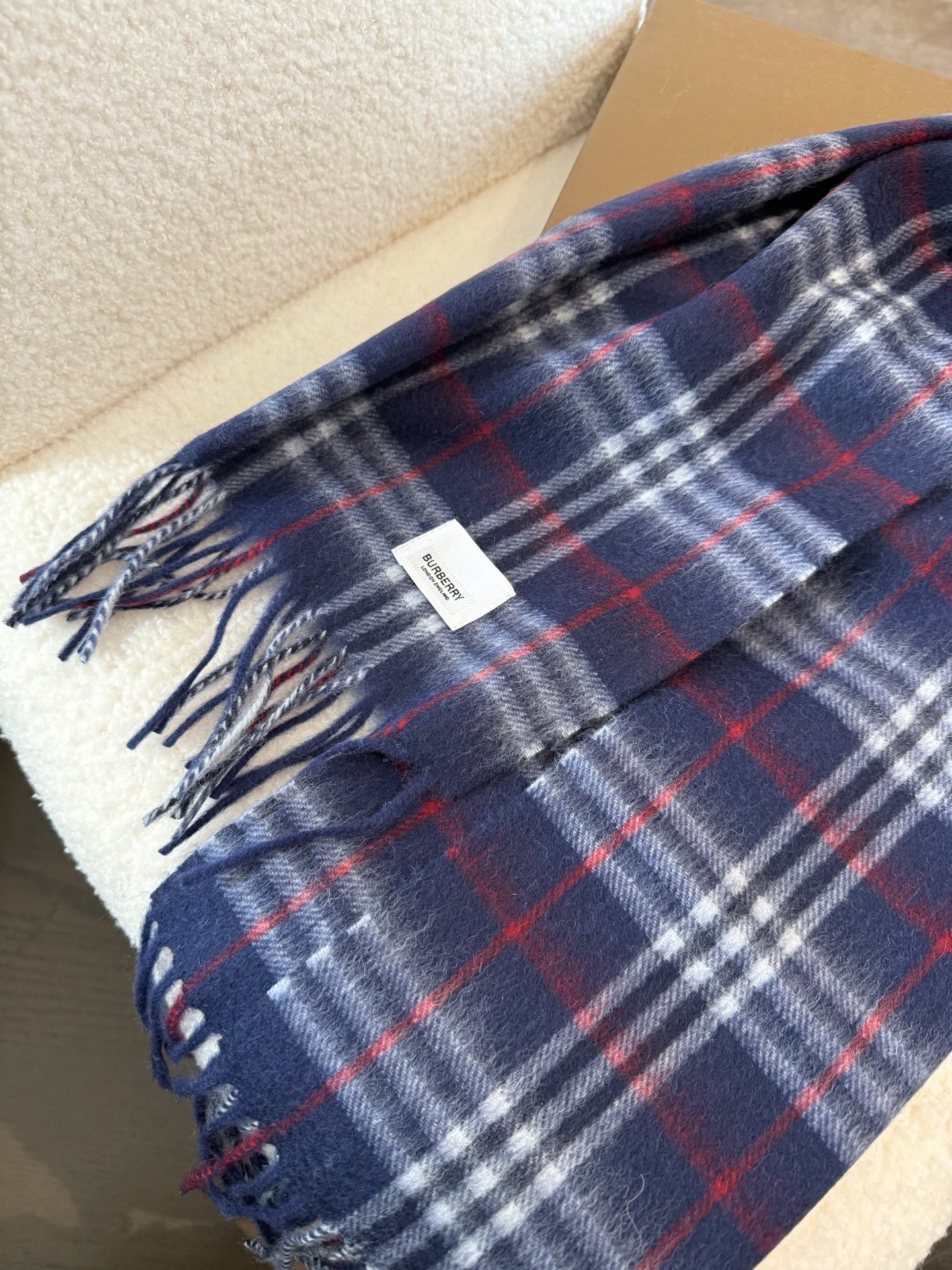 P巴宝莉 新款👏👏超级有品百搭的款，。绝对质量好到爆的超值❗️最新出口🇬🇧男女羊绒围巾.手感细腻度非常好