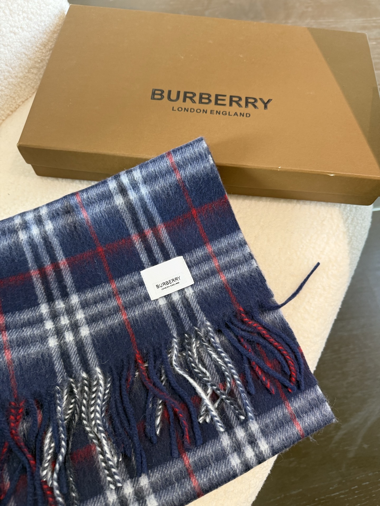 P巴宝莉 新款👏👏超级有品百搭的款，。绝对质量好到爆的超值❗️最新出口🇬🇧男女羊绒围巾.手感细腻度非常好