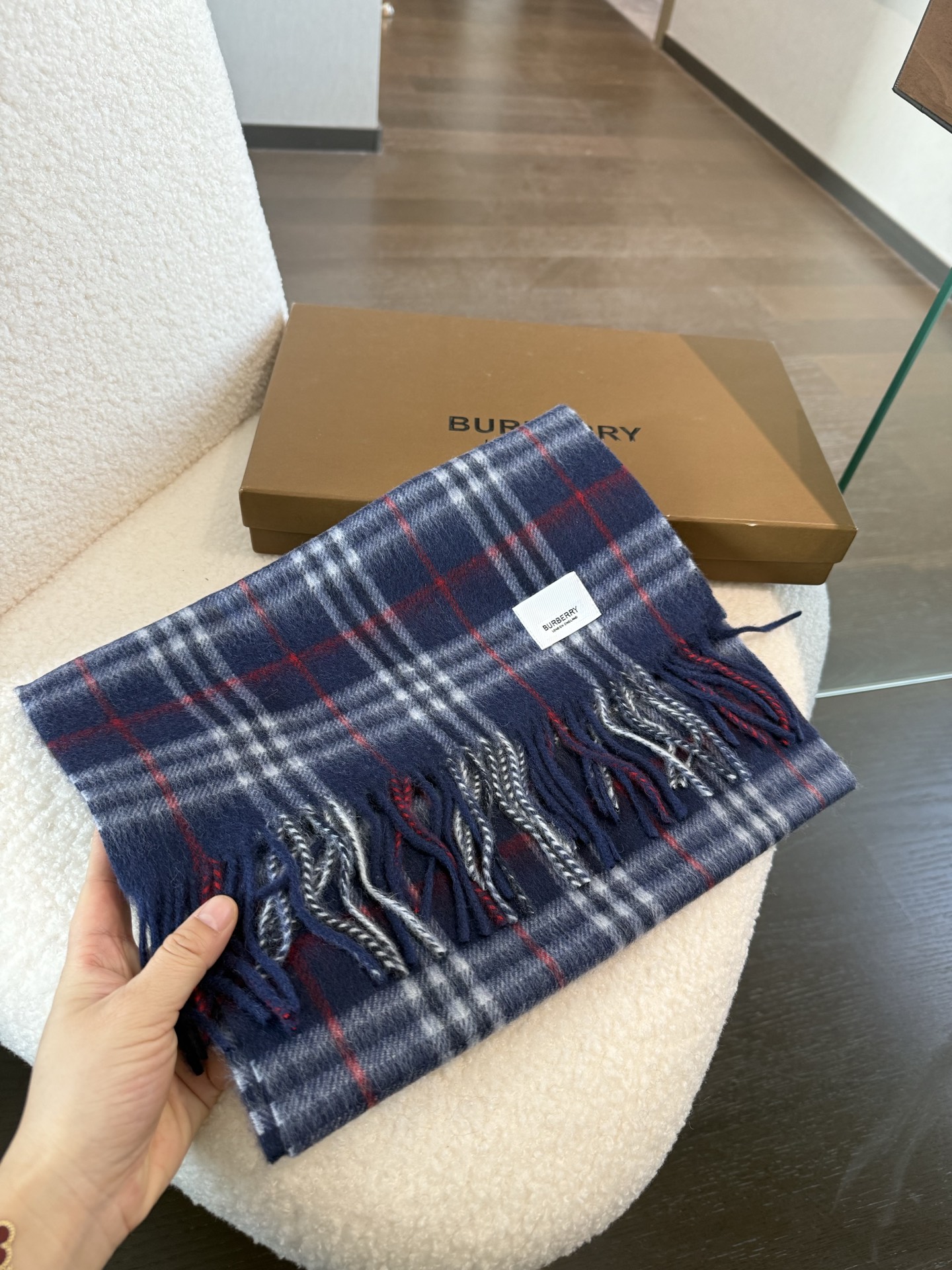 P巴宝莉 新款👏👏超级有品百搭的款，。绝对质量好到爆的超值❗️最新出口🇬🇧男女羊绒围巾.手感细腻度非常好