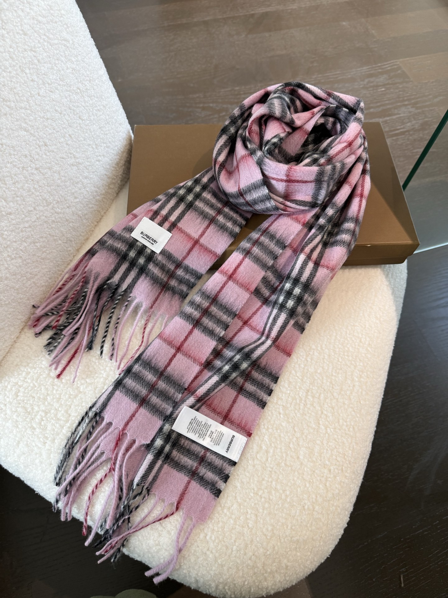 P巴宝莉 新款👏👏超级有品百搭的款，。绝对质量好到爆的超值❗️最新出口🇬🇧男女羊绒围巾.手感细腻度非常好