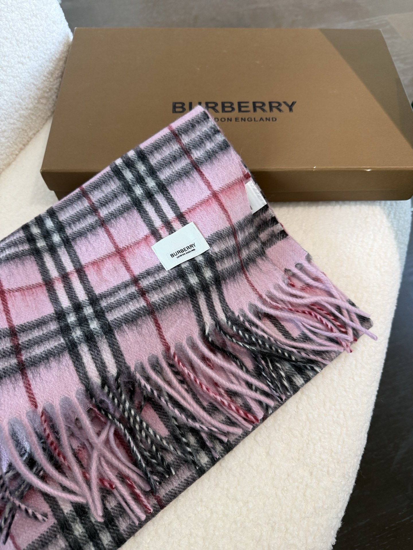 P巴宝莉 新款👏👏超级有品百搭的款，。绝对质量好到爆的超值❗️最新出口🇬🇧男女羊绒围巾.手感细腻度非常好