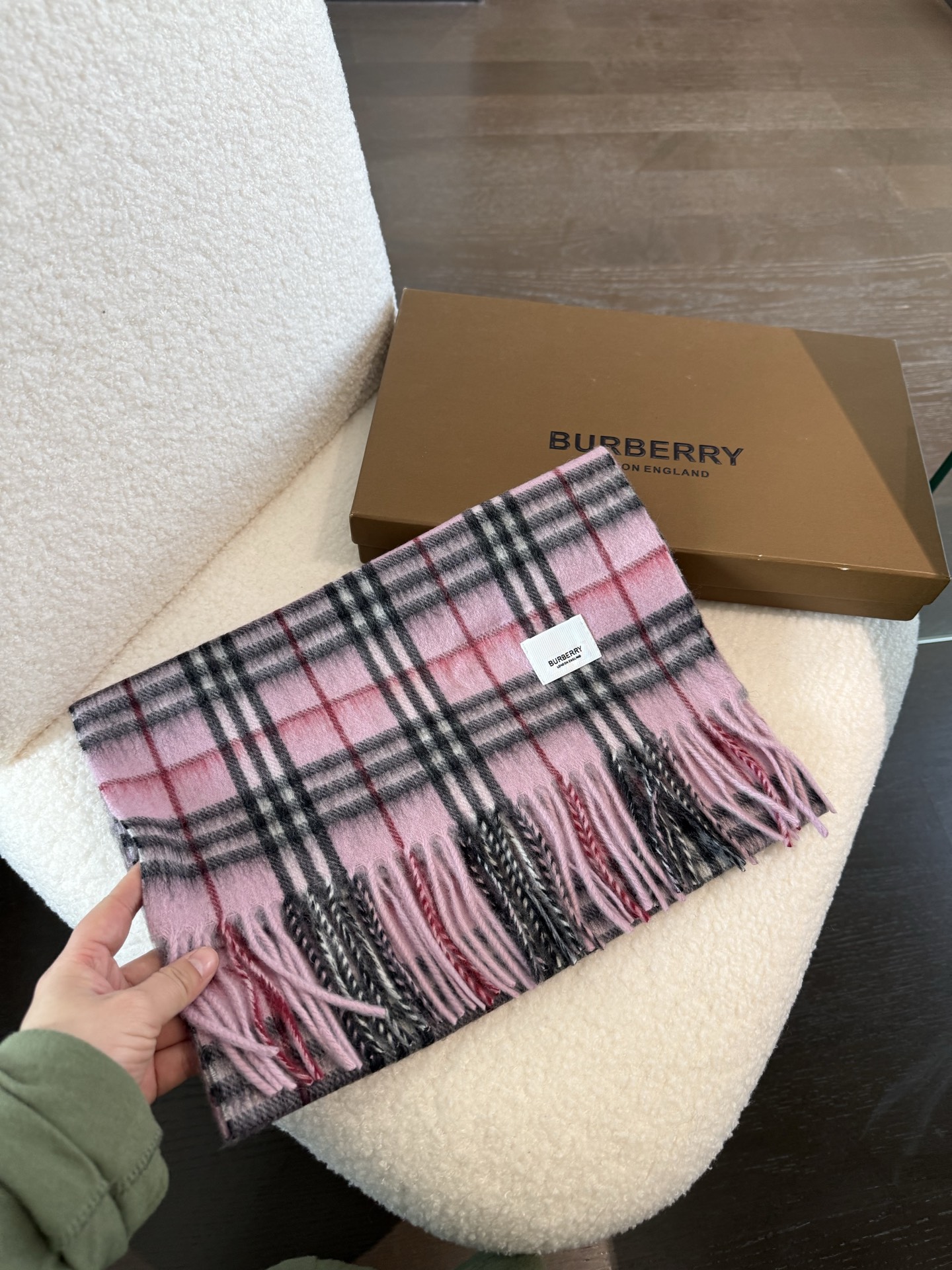 P巴宝莉 新款👏👏超级有品百搭的款，。绝对质量好到爆的超值❗️最新出口🇬🇧男女羊绒围巾.手感细腻度非常好