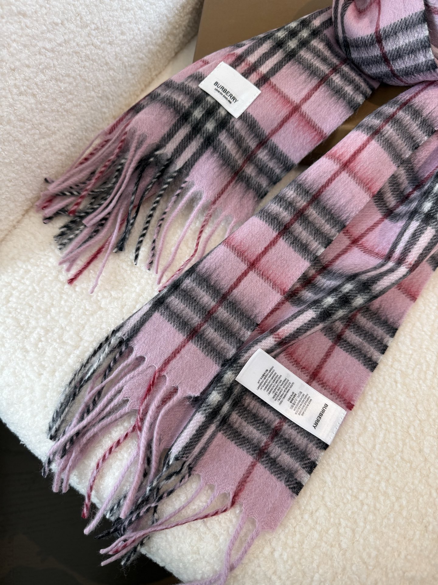 P巴宝莉 新款👏👏超级有品百搭的款，。绝对质量好到爆的超值❗️最新出口🇬🇧男女羊绒围巾.手感细腻度非常好