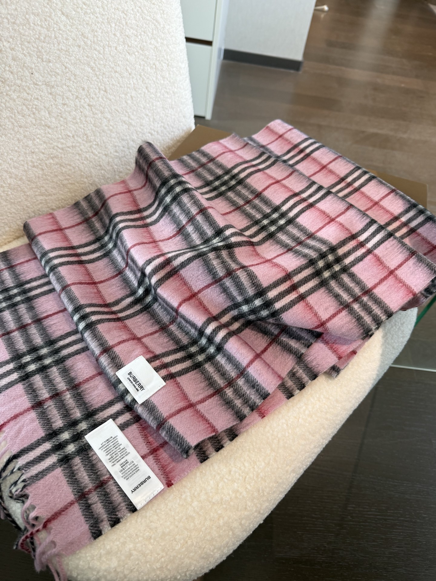 P巴宝莉 新款👏👏超级有品百搭的款，。绝对质量好到爆的超值❗️最新出口🇬🇧男女羊绒围巾.手感细腻度非常好